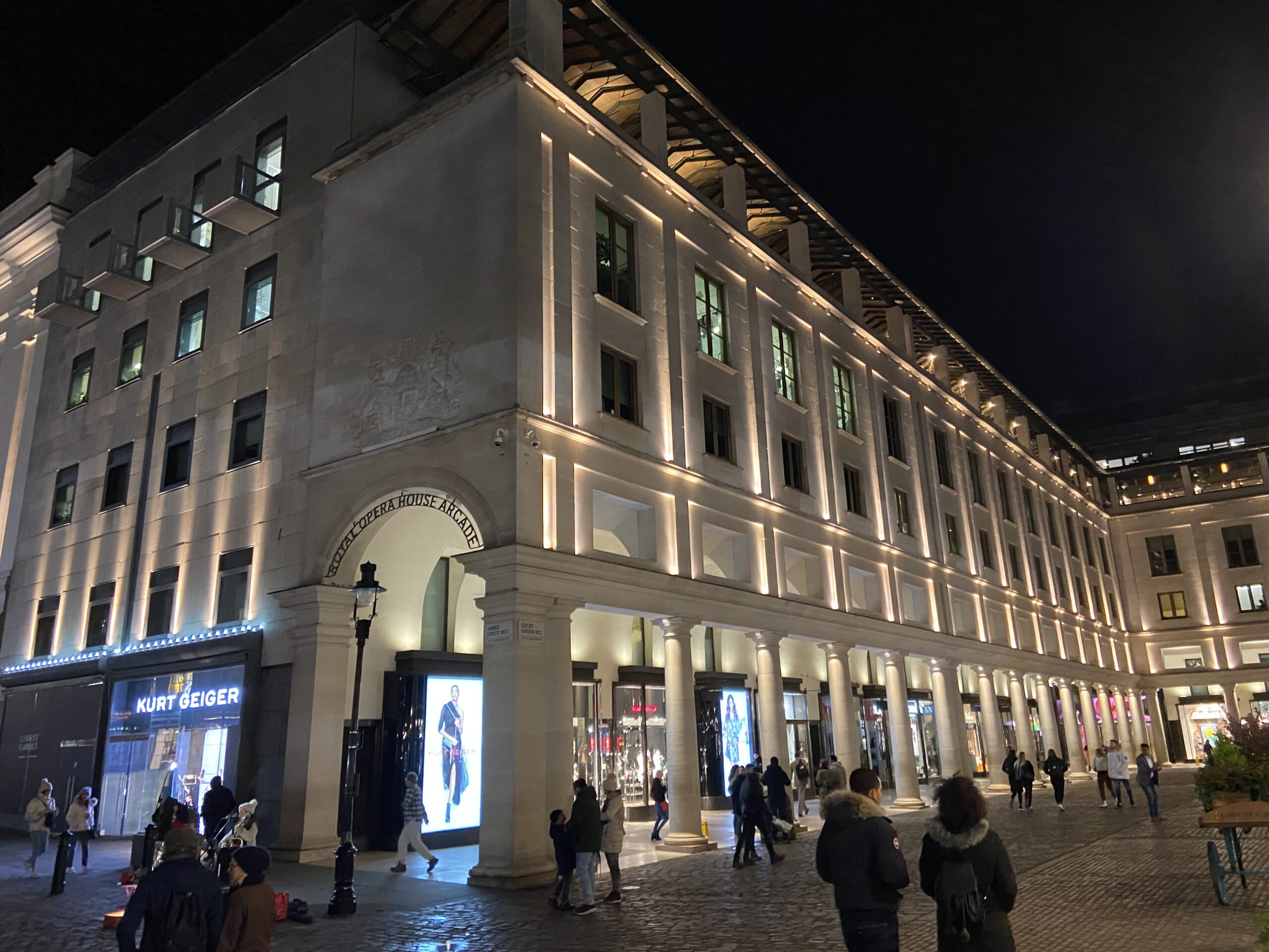 De arcade-hoek bij de Royal Opera House 's avonds