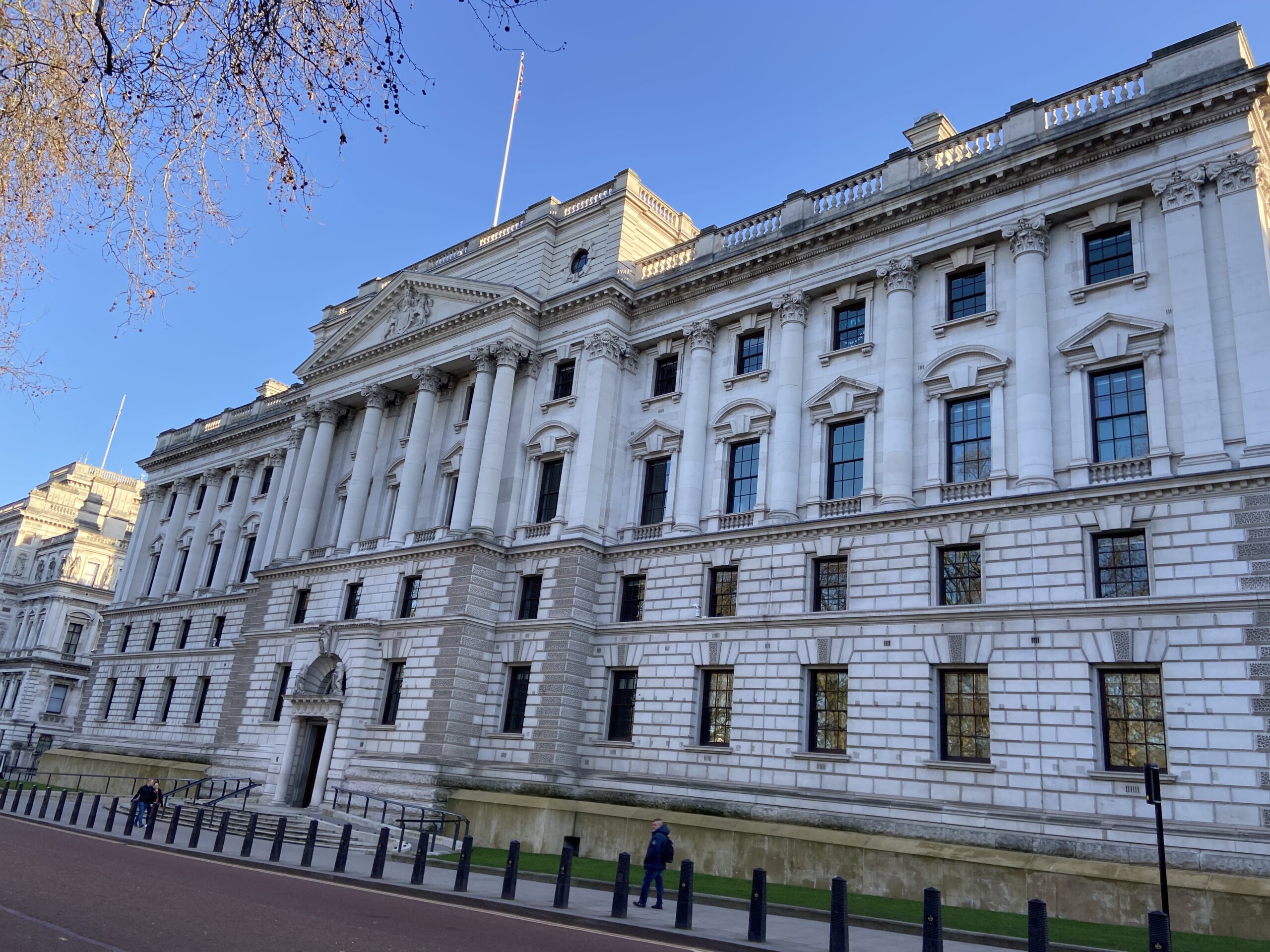 HM Treasury overheidsgebouw op Whitehall met blauwe lucht