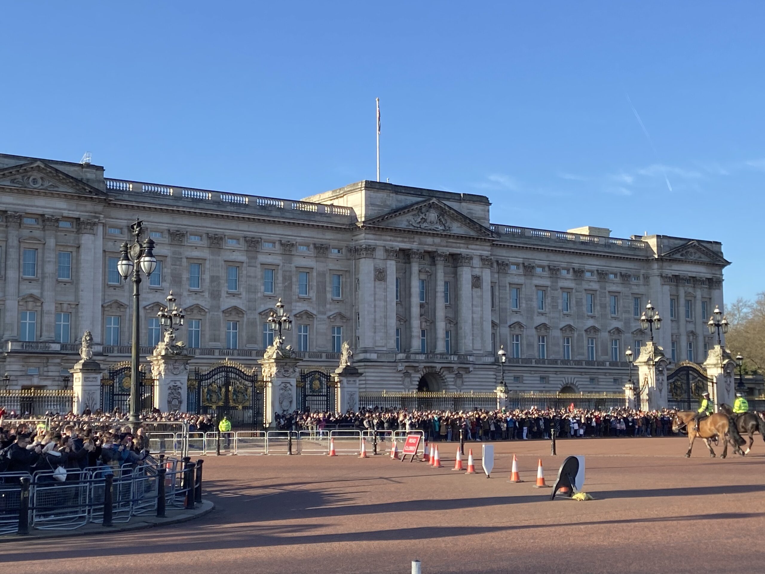 Buckingham Palace met menigte tijdens de Wisseling van de Wacht