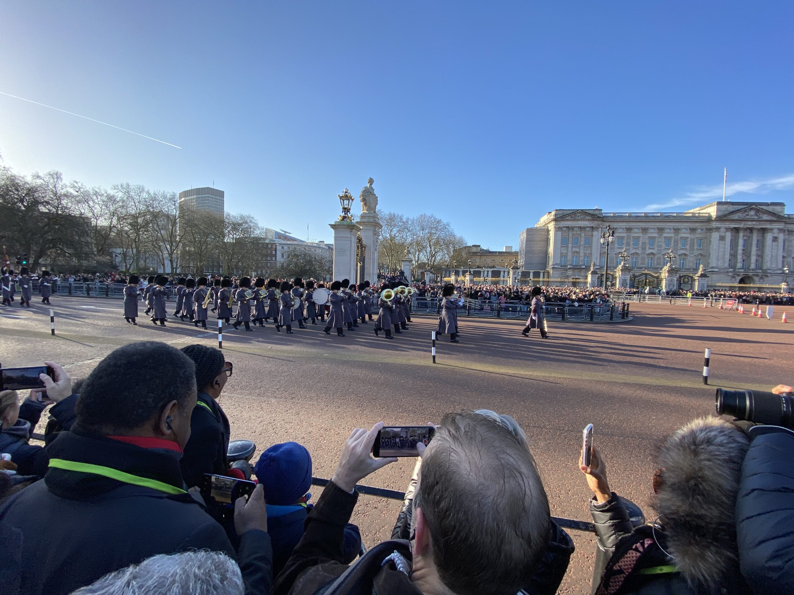 Koningsgarde marcheren langs The Mall tijdens de wachtceremonie