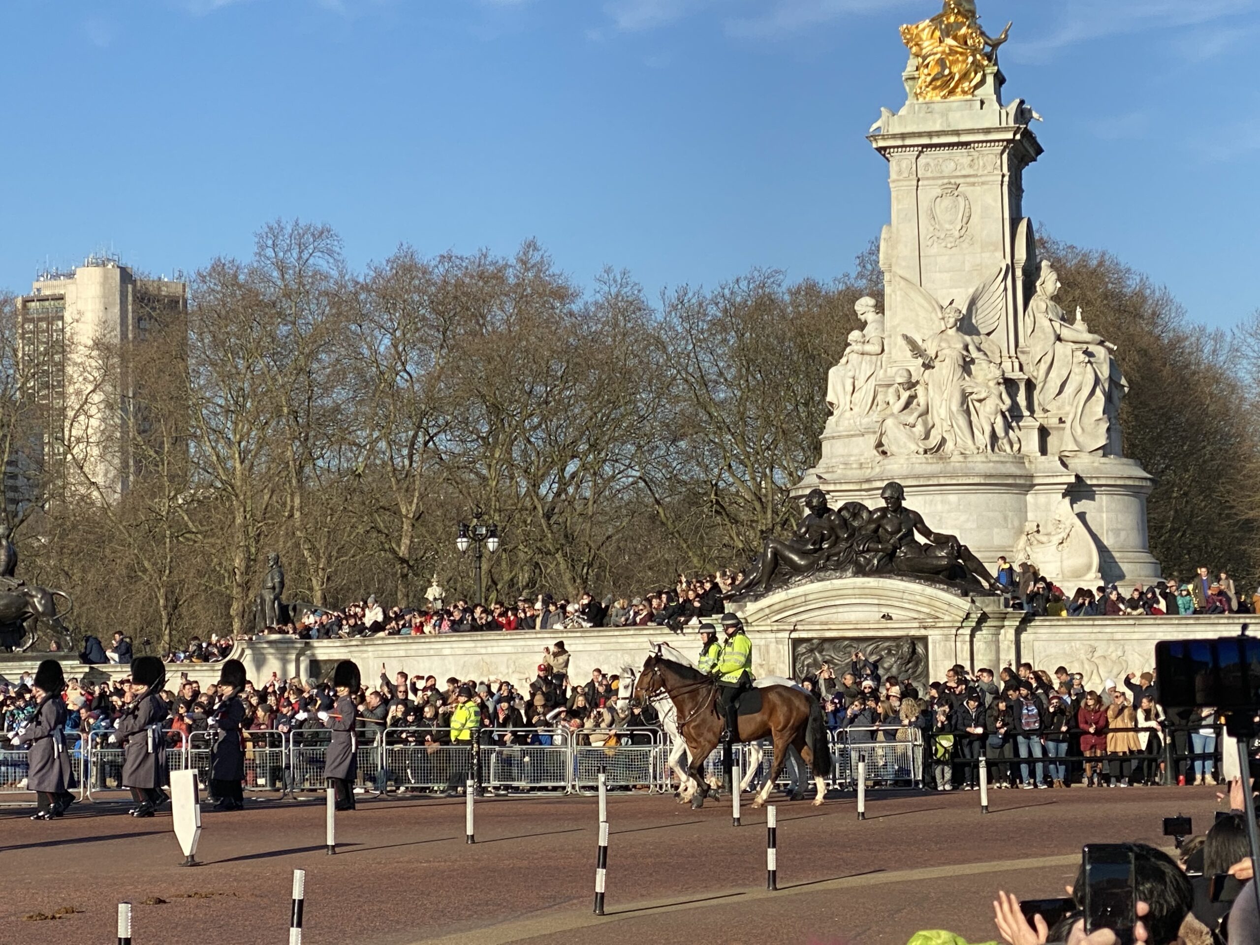 Victoria Memorial met bereden politie tijdens de wachtceremonie