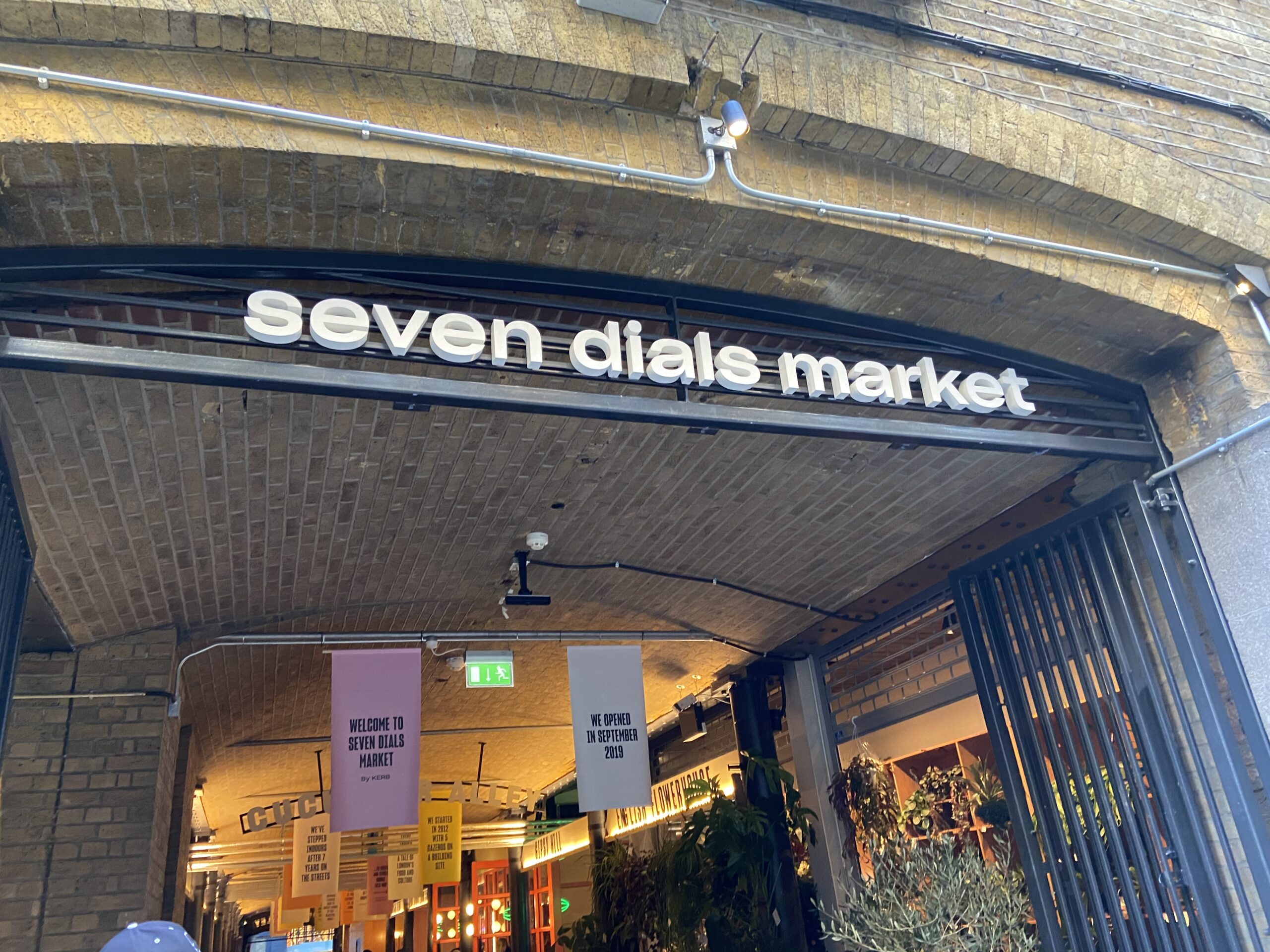Ingang van Seven Dials Market met het grote bord buiten
