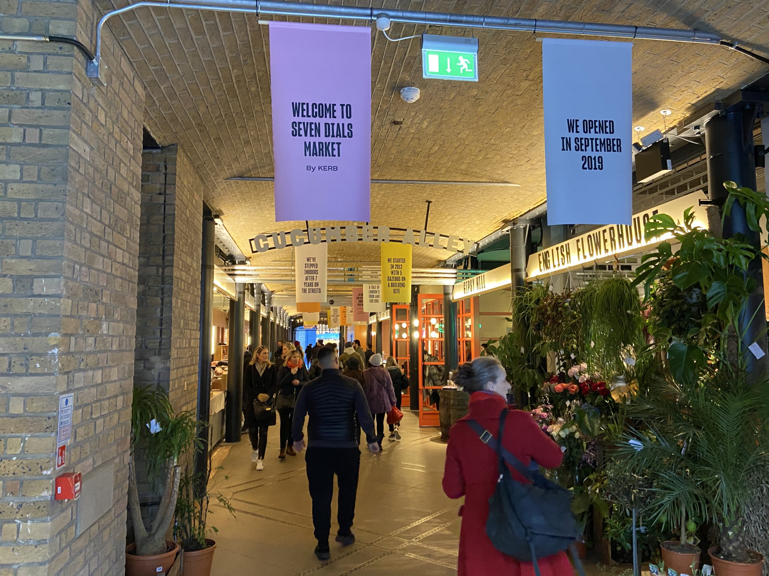 Binnenkomst Seven Dials Market met Welcome-spandoeken