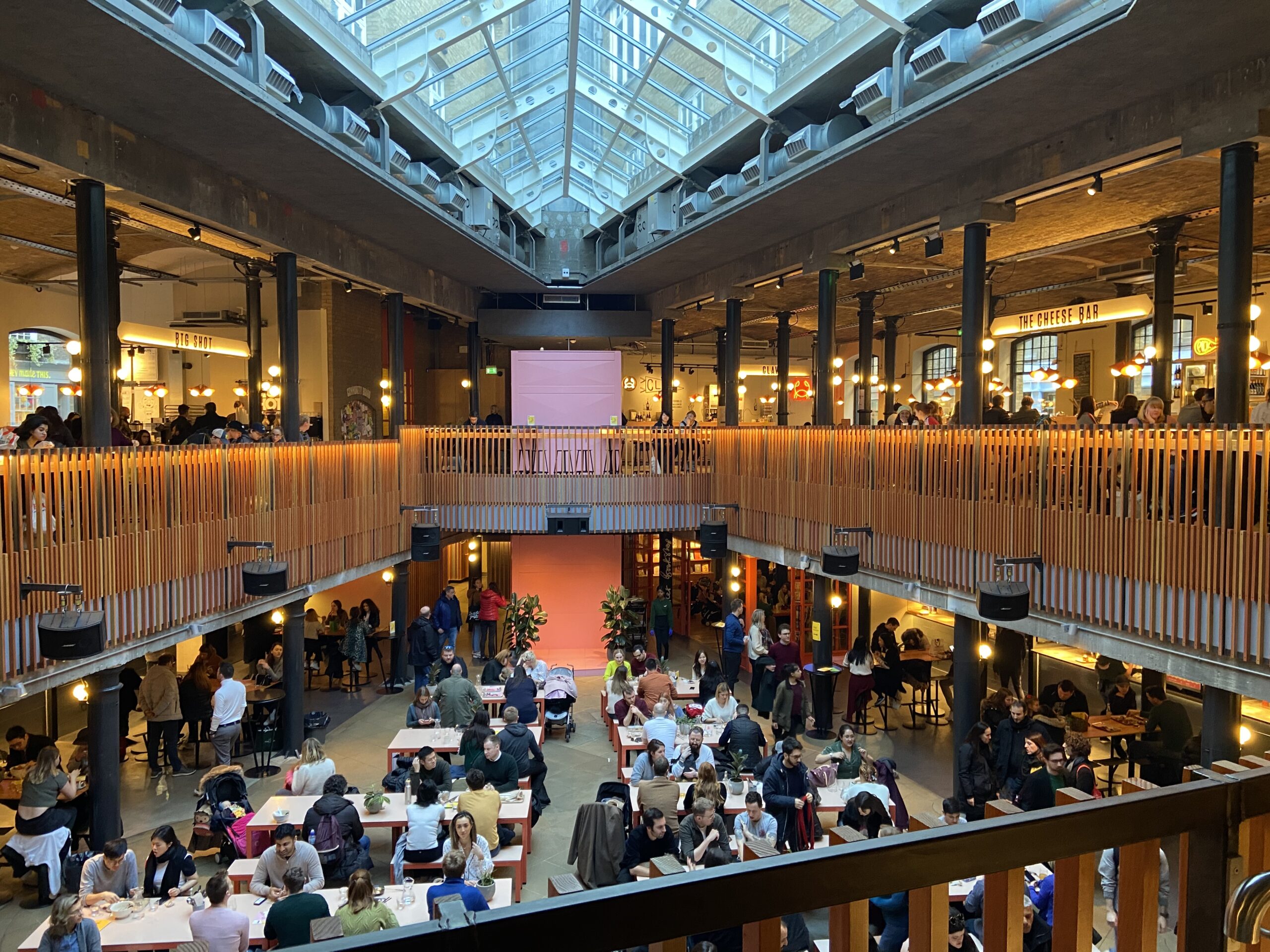 Overzicht Seven Dials Market van bovenaf met twee volle verdiepingen