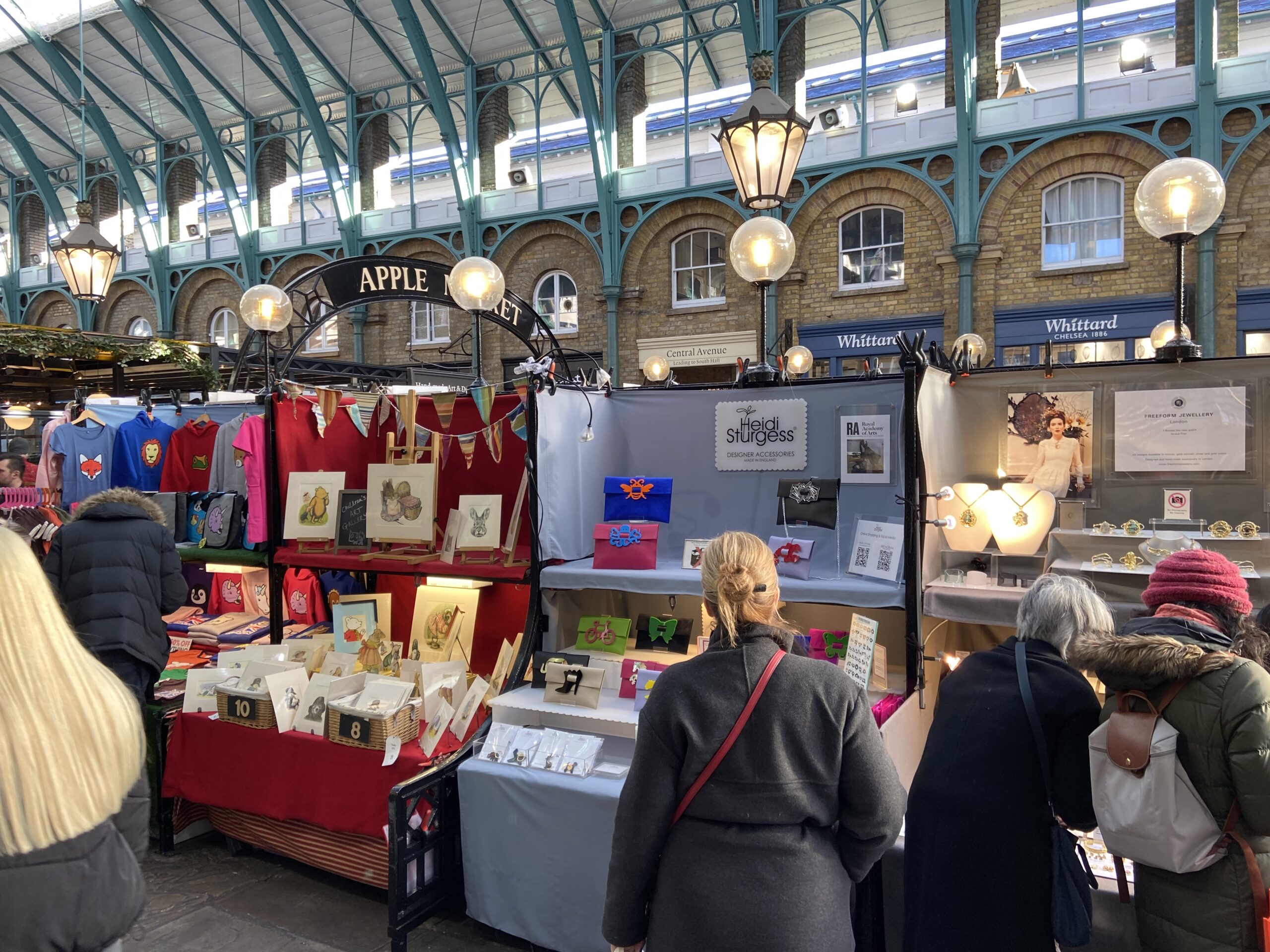 Apple Market met ambachtelijke kramen onder de gietijzeren luifel