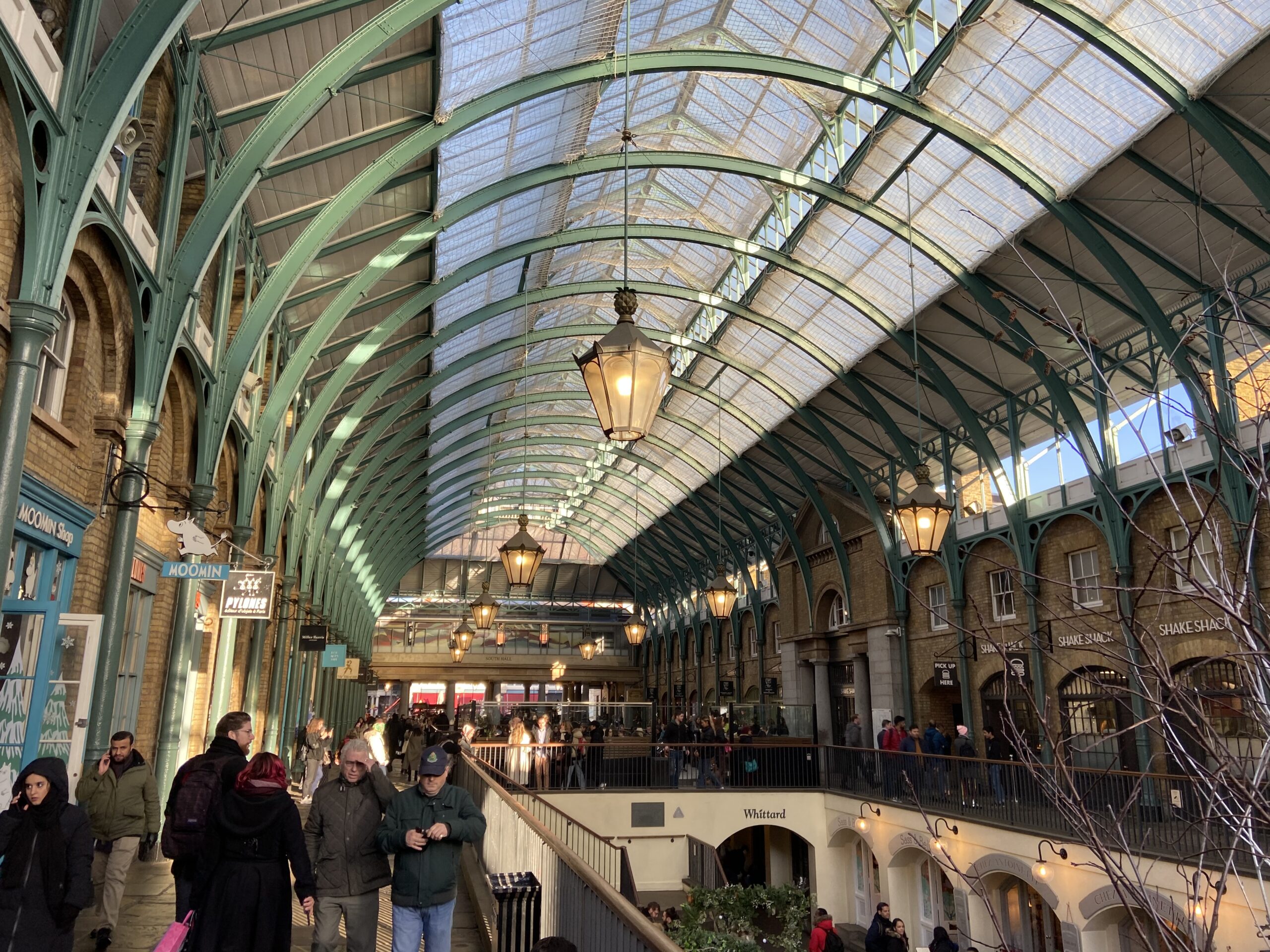 Interieur van de Victorian Market Building met groene ijzeren boogkap en twee verdiepingen