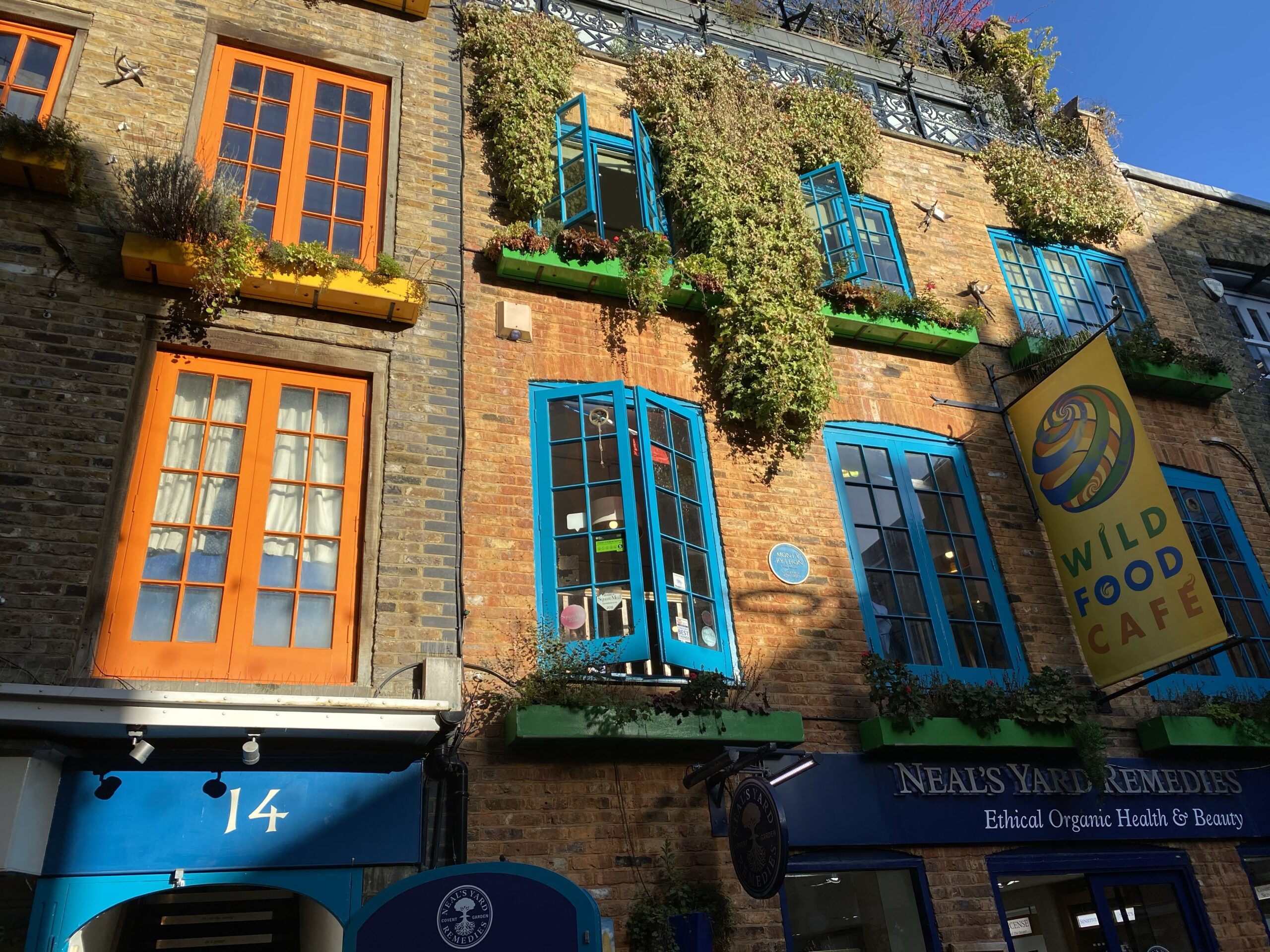 Kleurrijke gevel van Neal's Yard met het Neal's Yard Remedies bord
