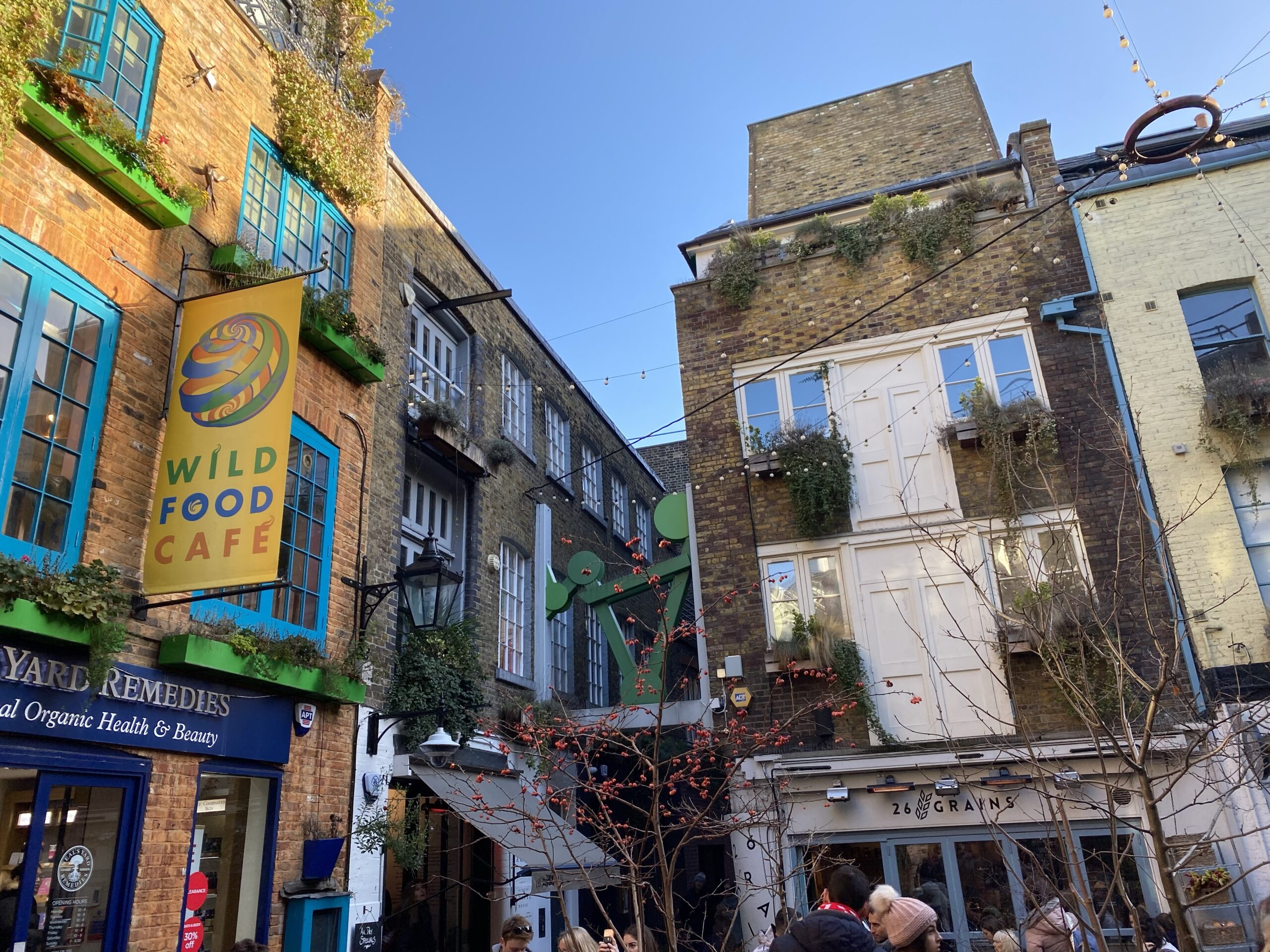 Het binnenplaatsje van Neal's Yard met Wild Food Cafe en kleurrijke gevels