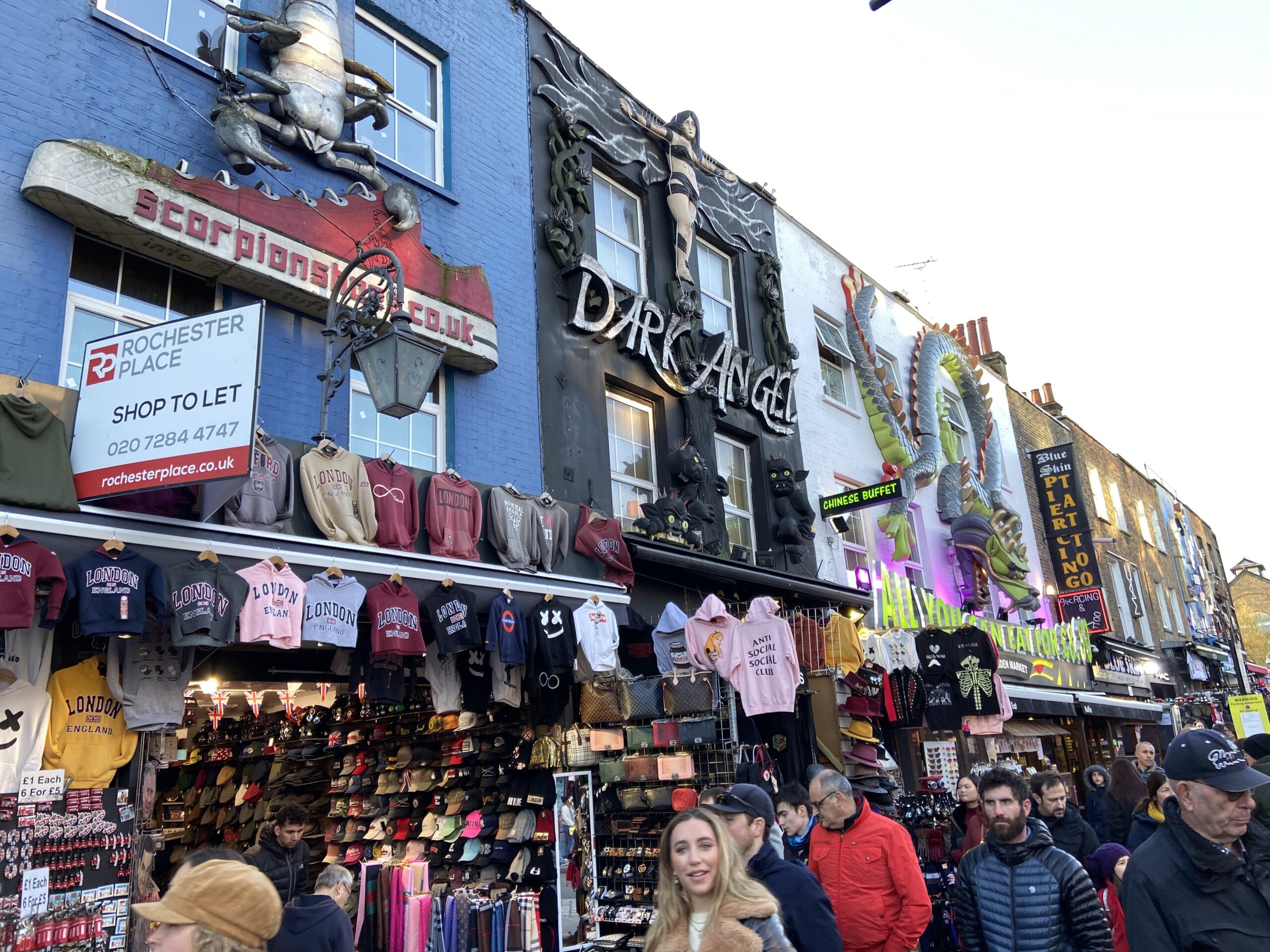 Camden High Street met kleurrijke winkelfaçades waaronder Scorpions en Dark Angel