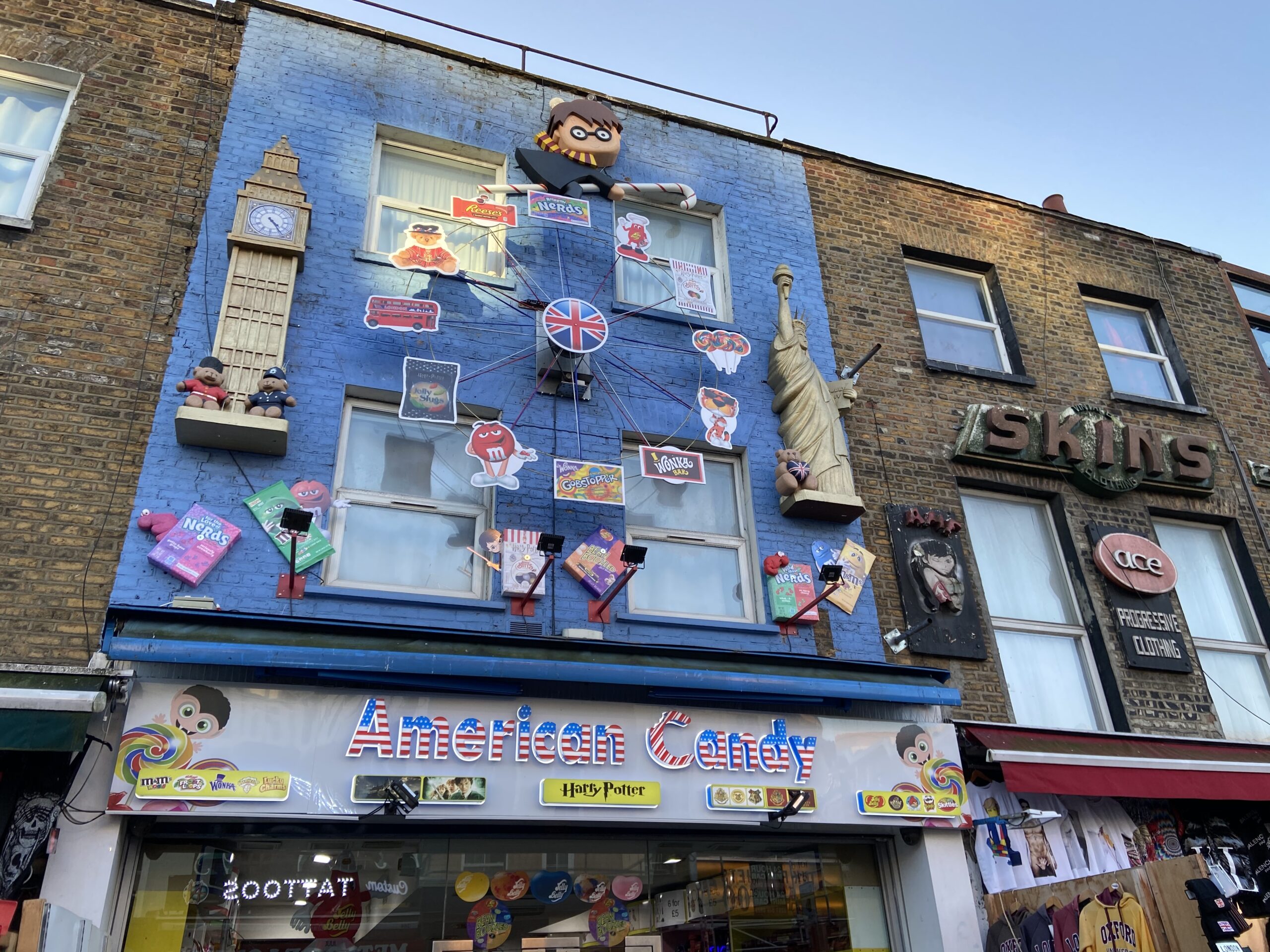 American Candy winkel op Camden High Street met Harry Potter decoraties op de blauwe gevel