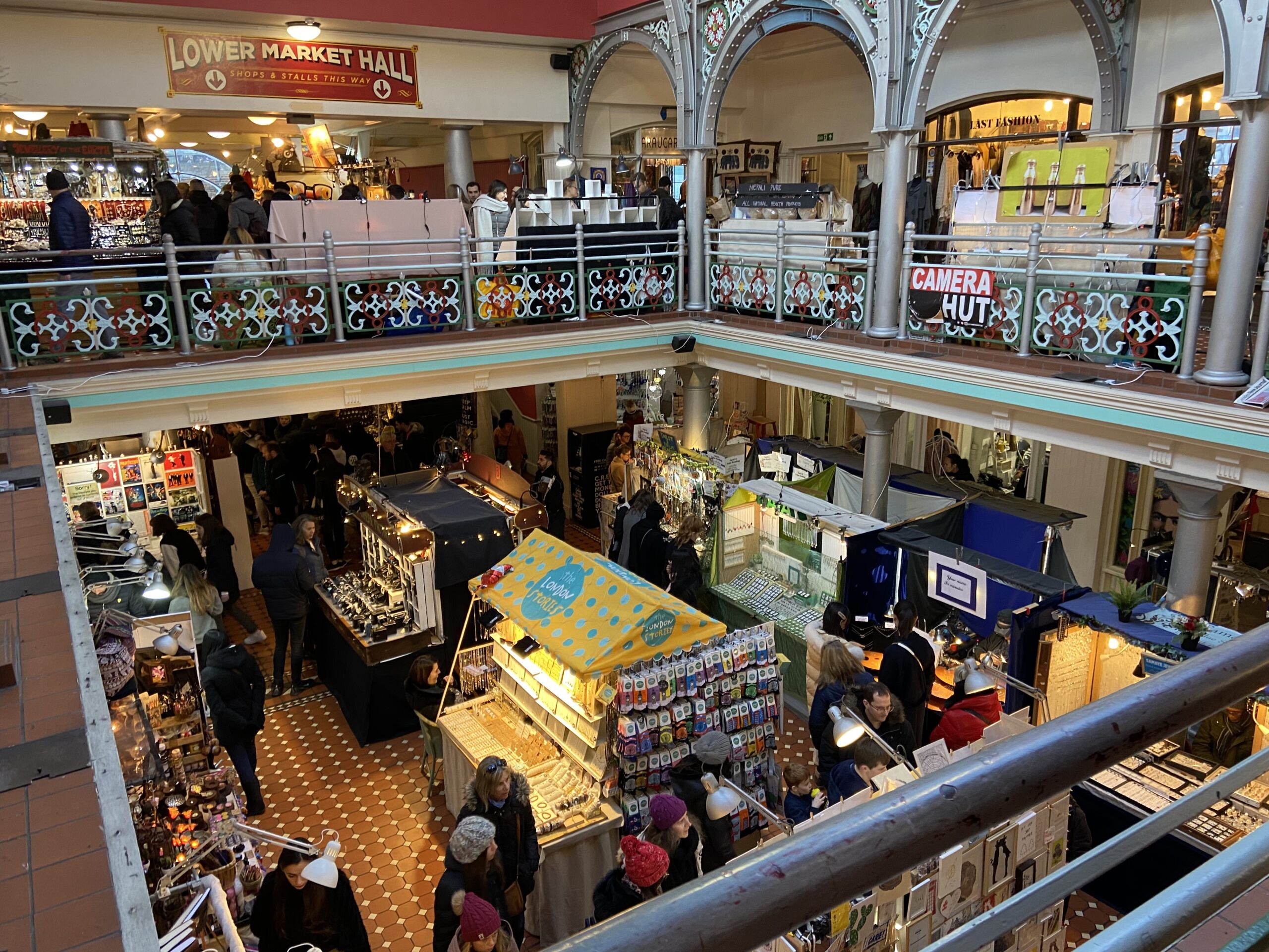 Het overzicht van de Lower Market Hall in Camden Market met twee verdiepingen vol kraampjes en winkels