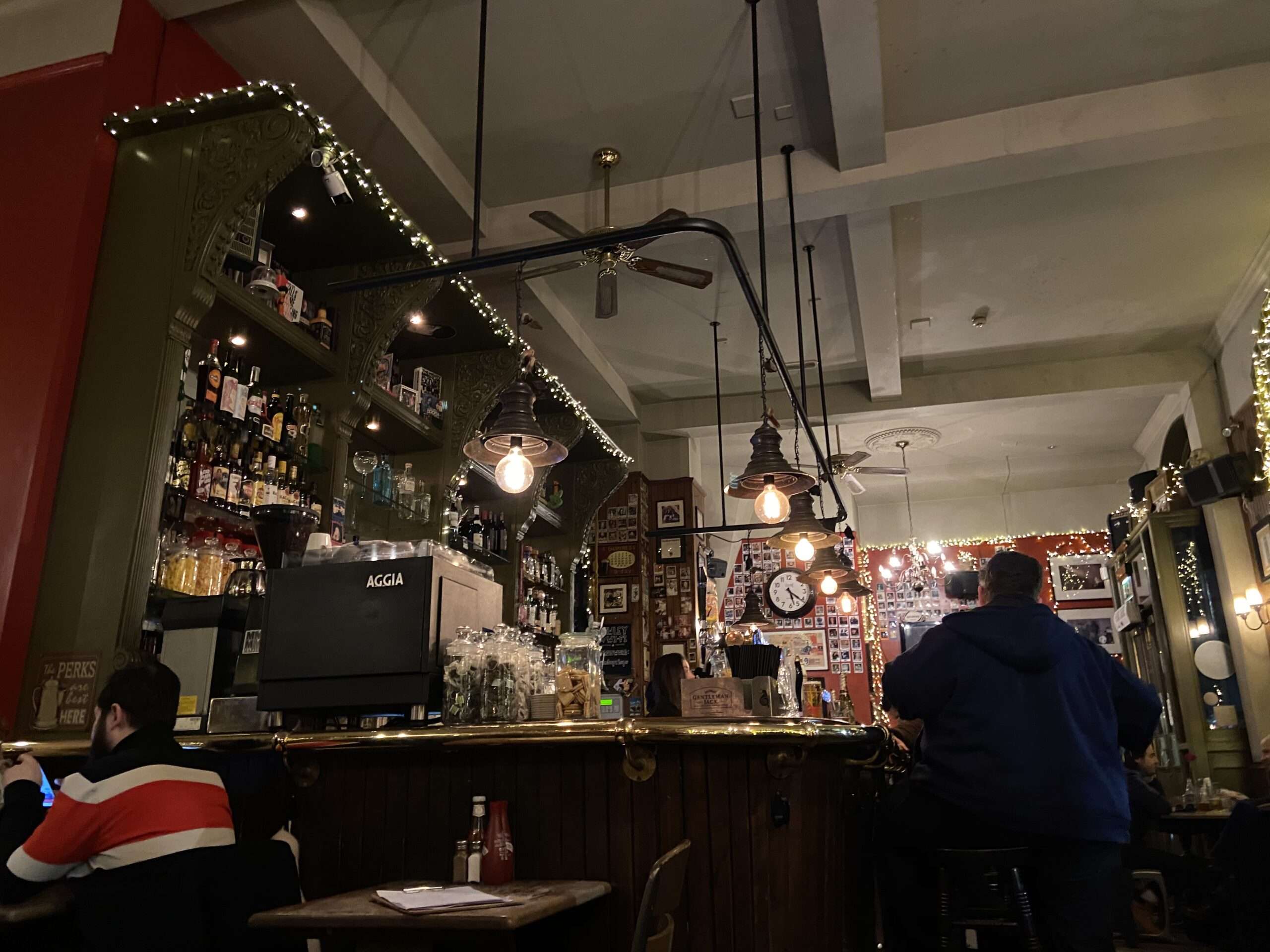 Het interieur van The Hawley Arms pub in Camden met sfeerverlichting en een klassieke Engelse bar
