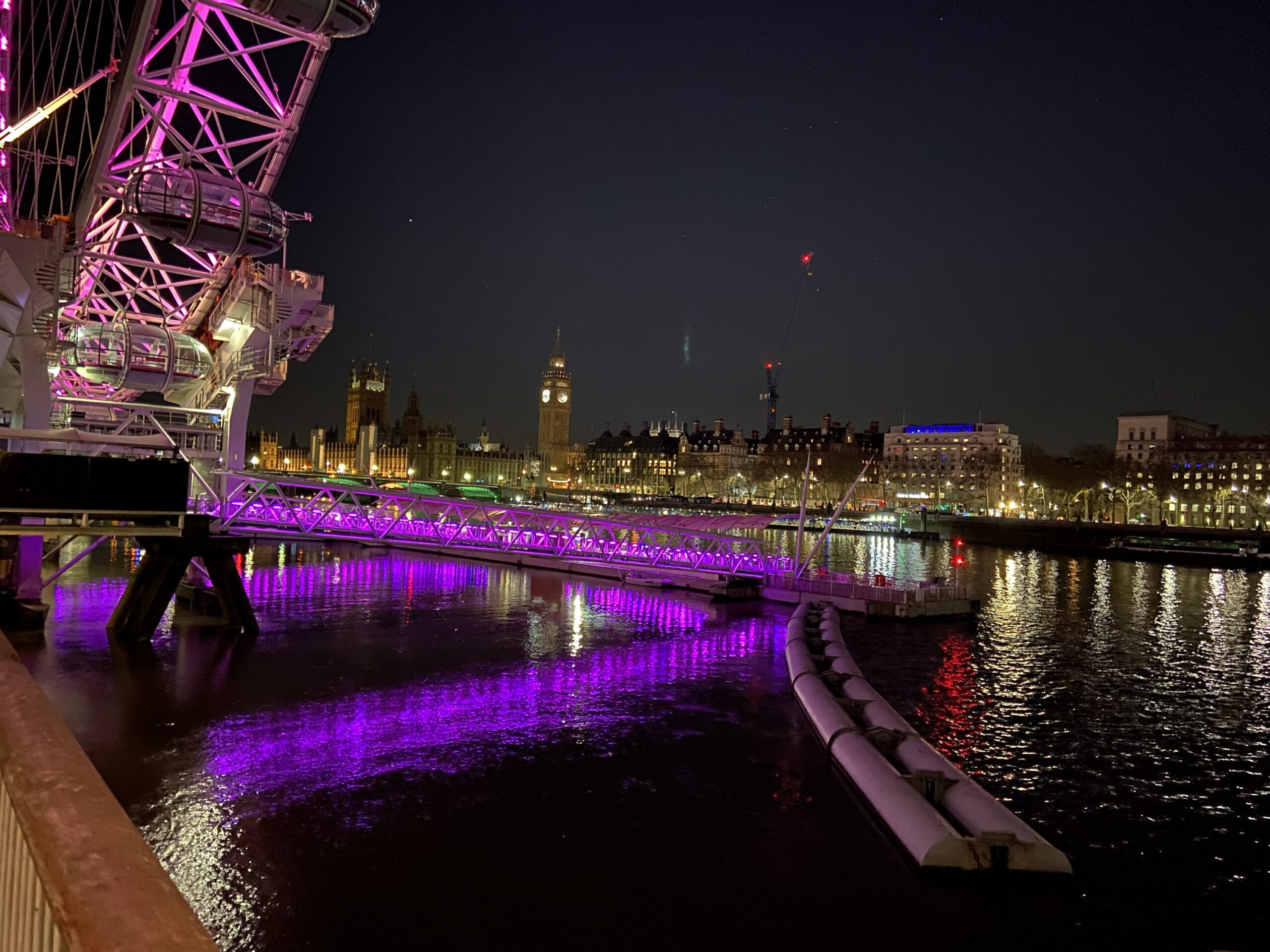 Westminster skyline 's avonds vanonder de London Eye met Big Ben op de achtergrond