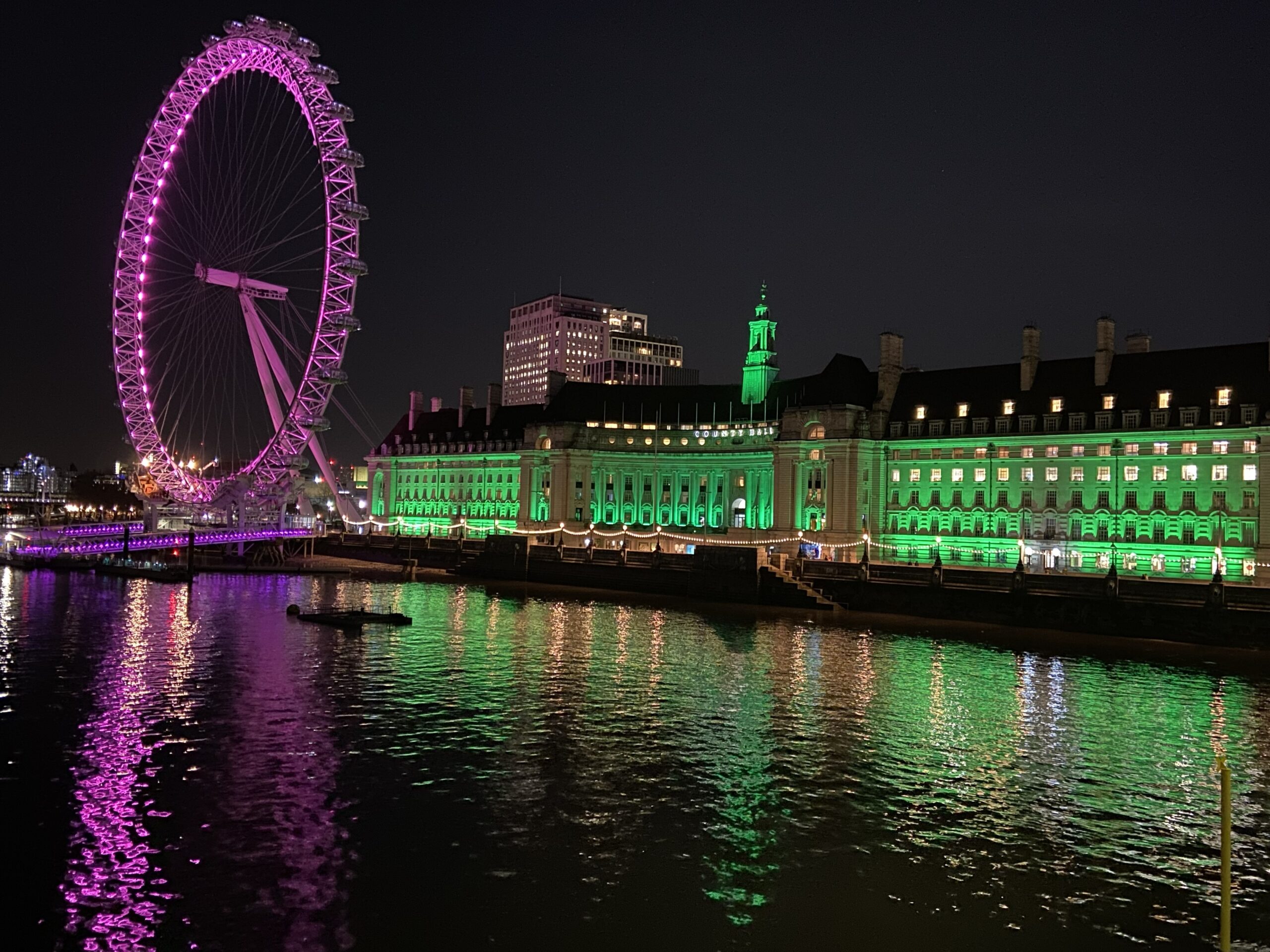 London Eye paars verlicht 's avonds met County Hall groen aangelicht