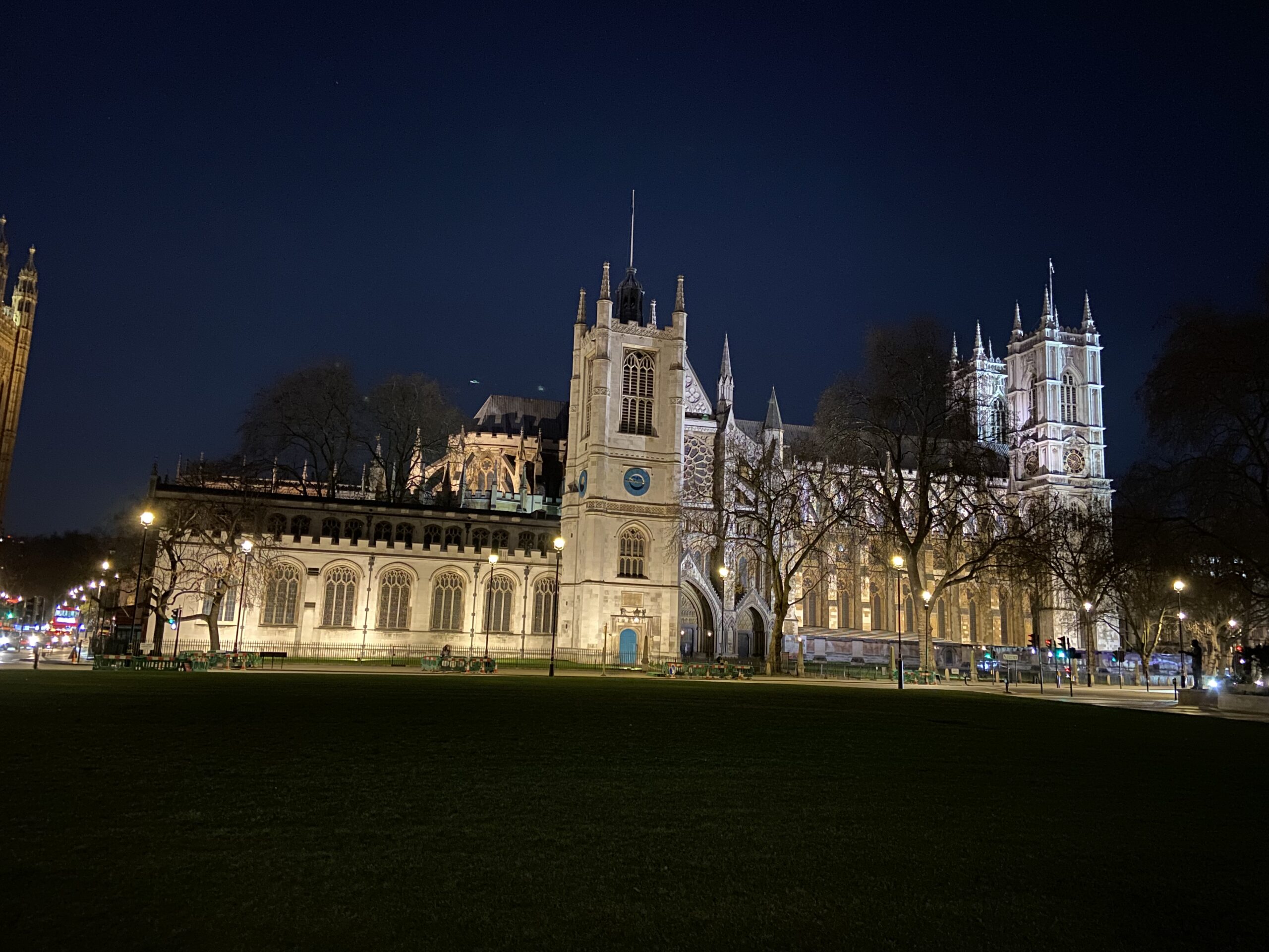 Westminster Abbey verlicht in de avond vanaf Parliament Square