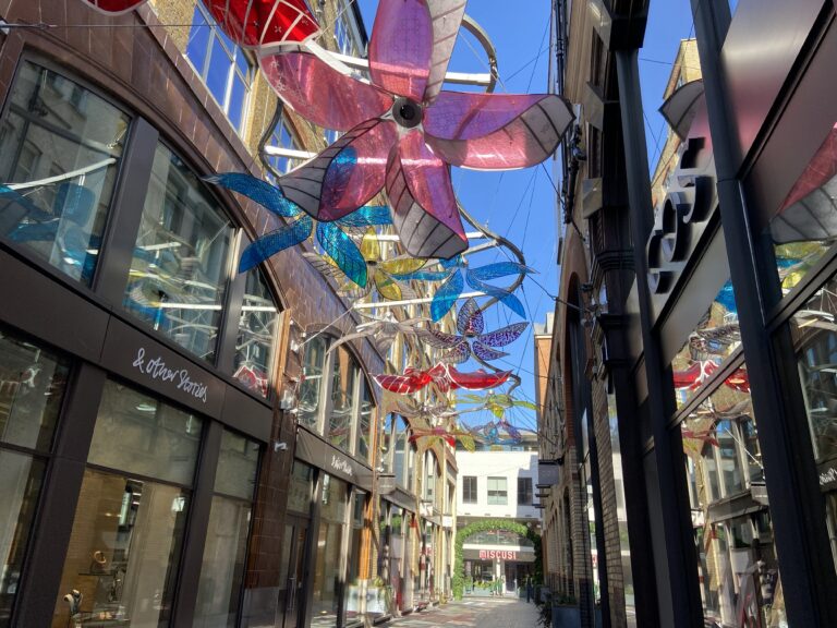 Wijkgids Soho — Neonlichten, Diversiteit en het Nachtleven van Londen