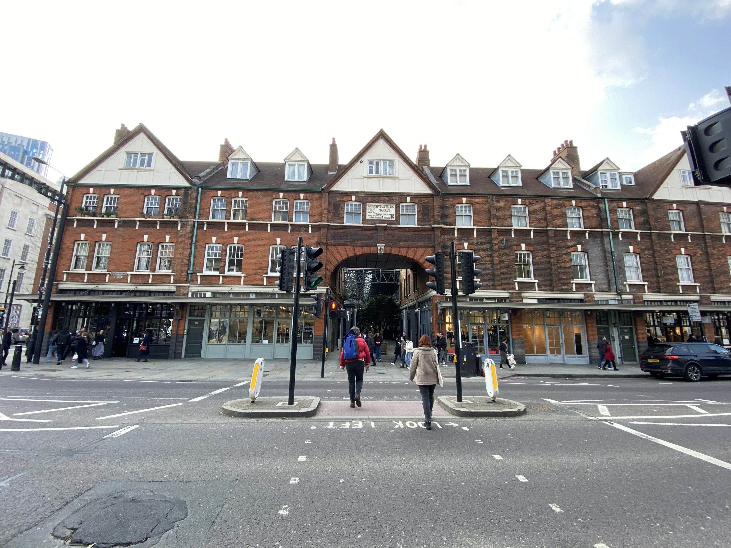 De Victoriaanse gevel van Old Spitalfields Market aan Commercial Street in Londen