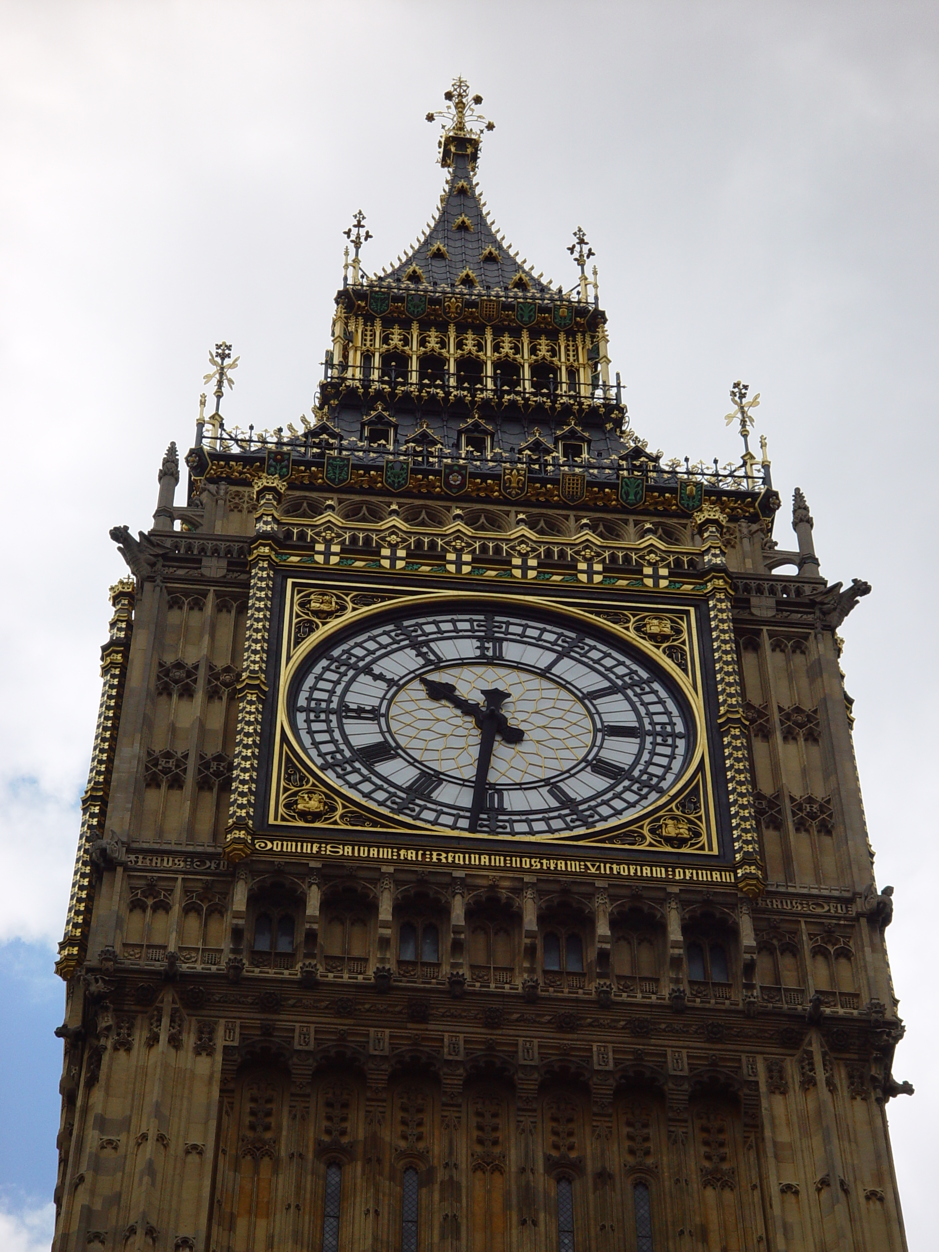 Big Ben wijzerplaat close-up met gouden details