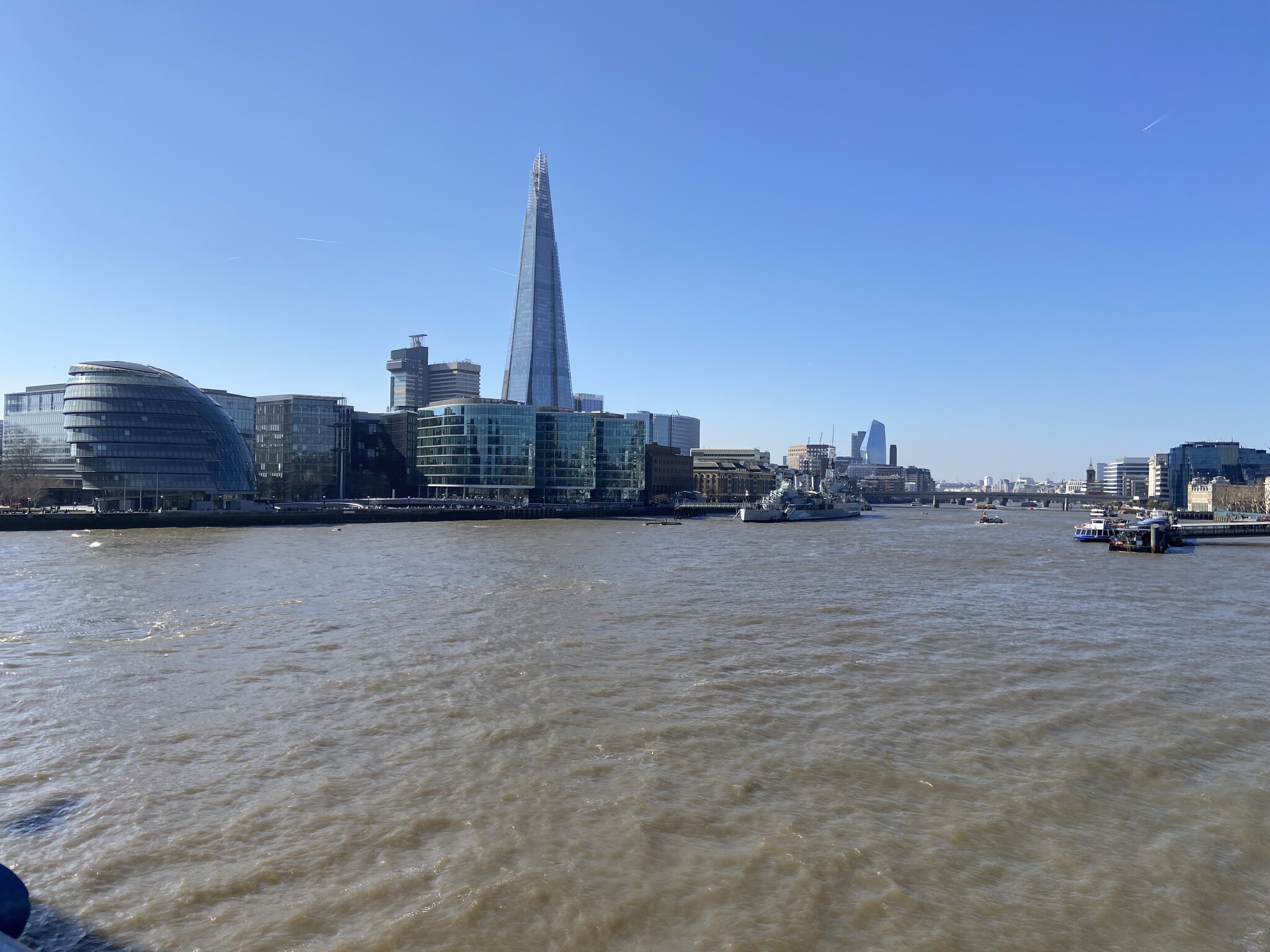 The Shard en het Greater London Authority-gebouw vanuit de overkant van de Theems in Bermondsey