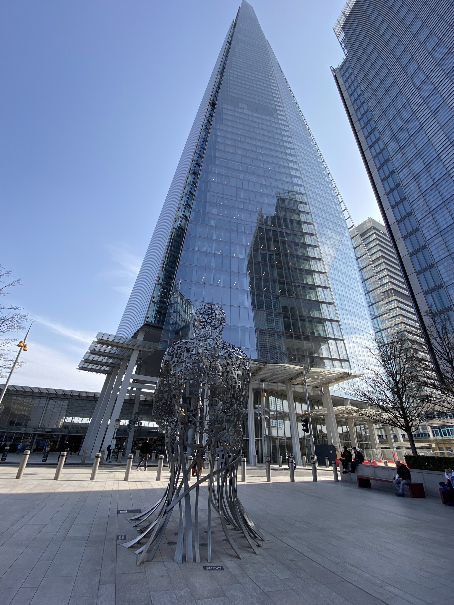 The Shard van dichtbij met een stalen sculptuur op de voorgrond bij het Shard-complex in Londen