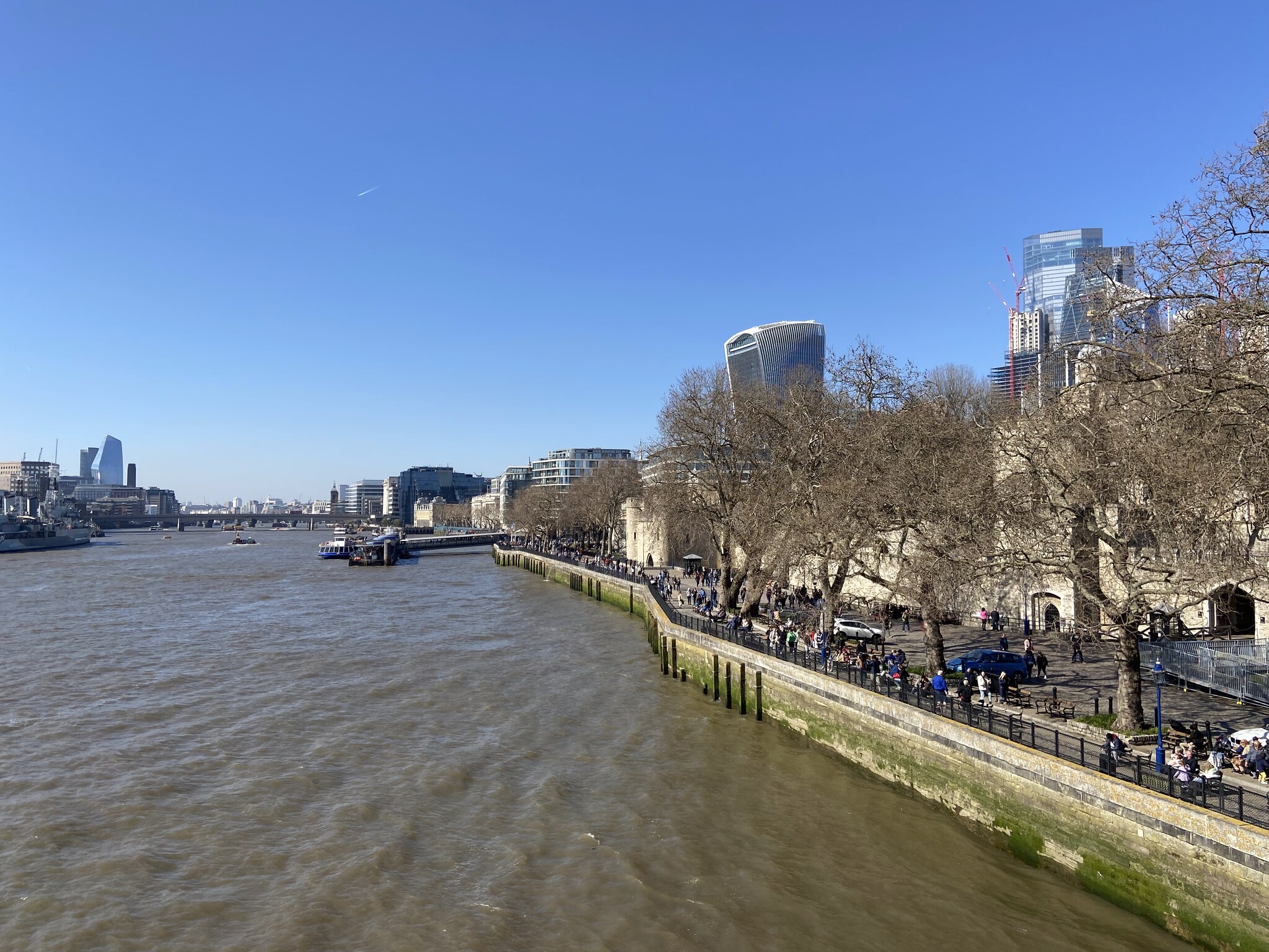Thames Promenade langs de Tower of London met de Walkie Talkie en City-skyline op de achtergrond