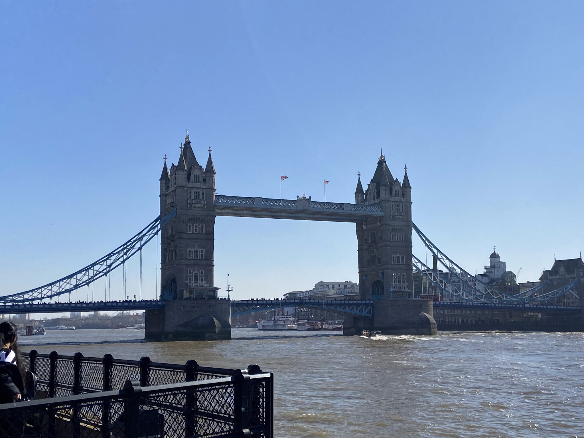 Tower Bridge over de Theems vanuit Bermondsey op een zonnige dag met blauwe lucht
