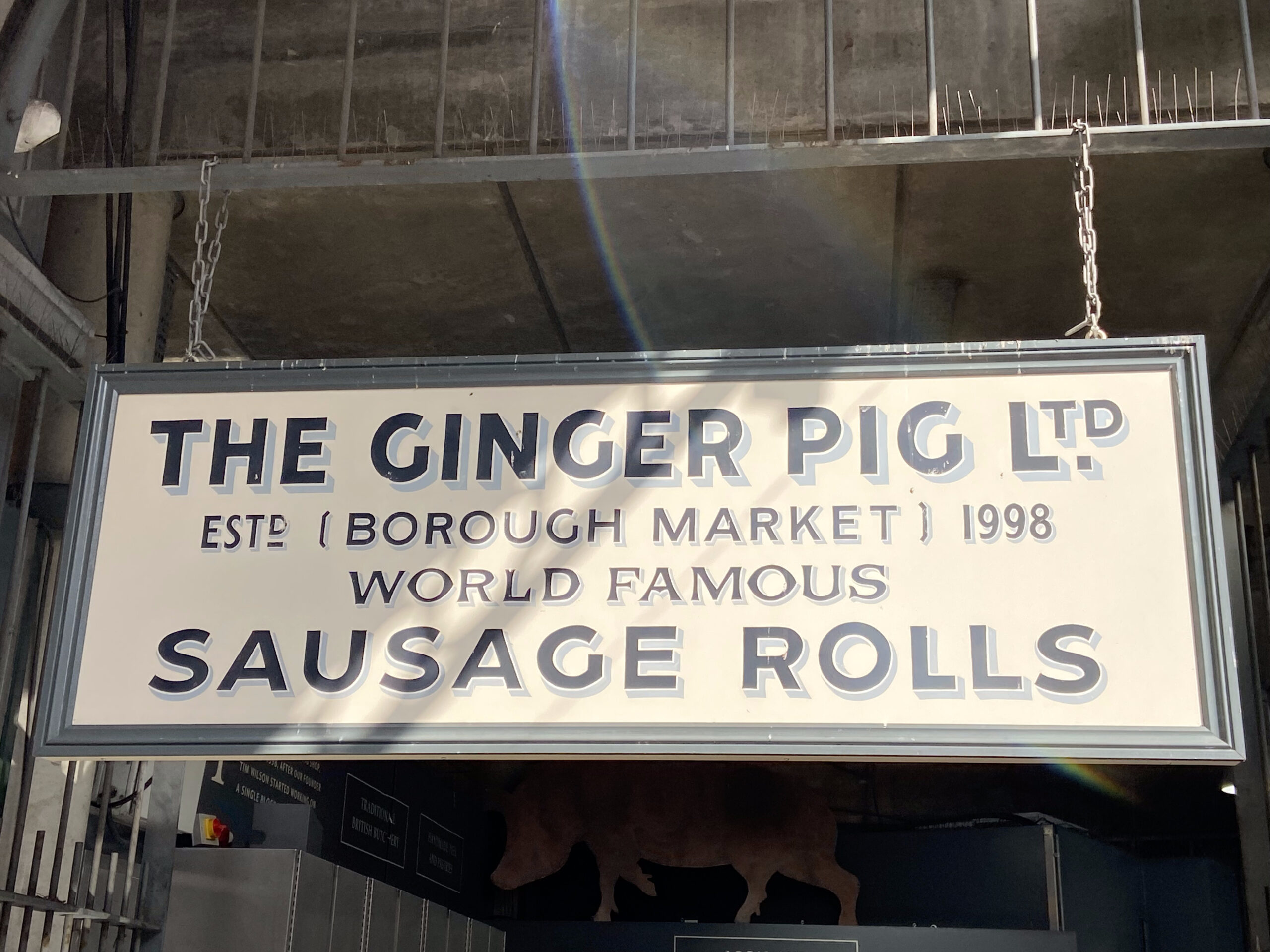 Bord met worst en vleeswaren bij de Ginger Pig-kraam op Borough Market Londen