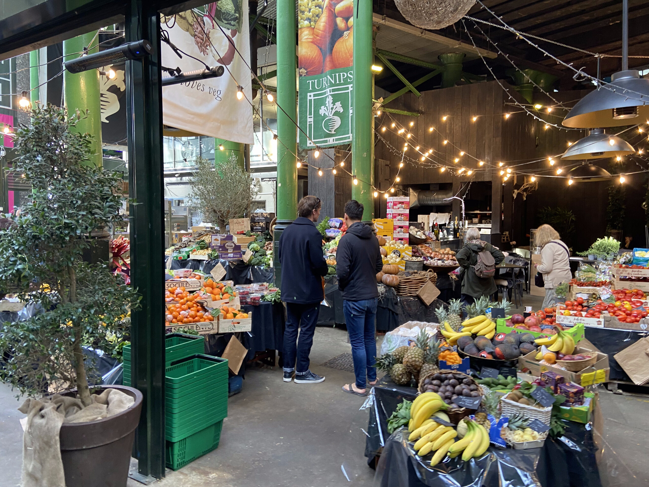 Kleurrijke groente- en fruitkraam met rapen op Borough Market Londen