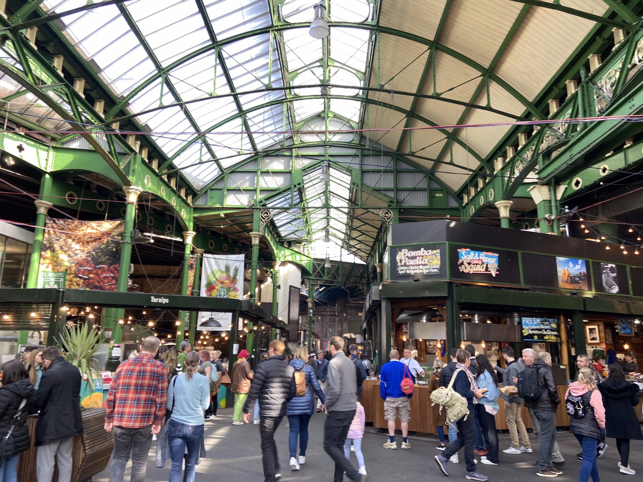 Drukke hal van Borough Market met bezoekers en marktkramen