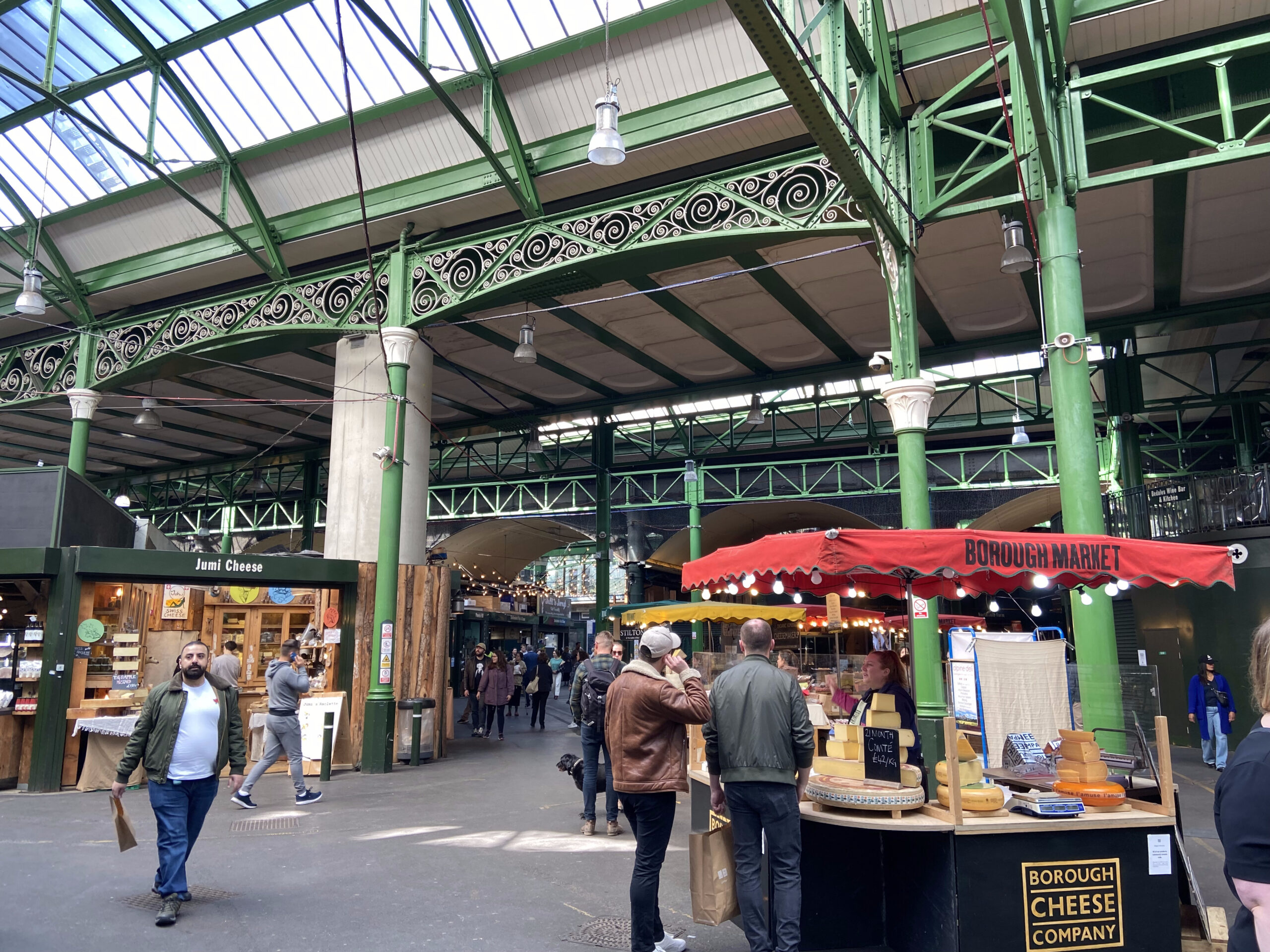 Interieur van Borough Market met een kaaswinkel onder het gewelfde dak