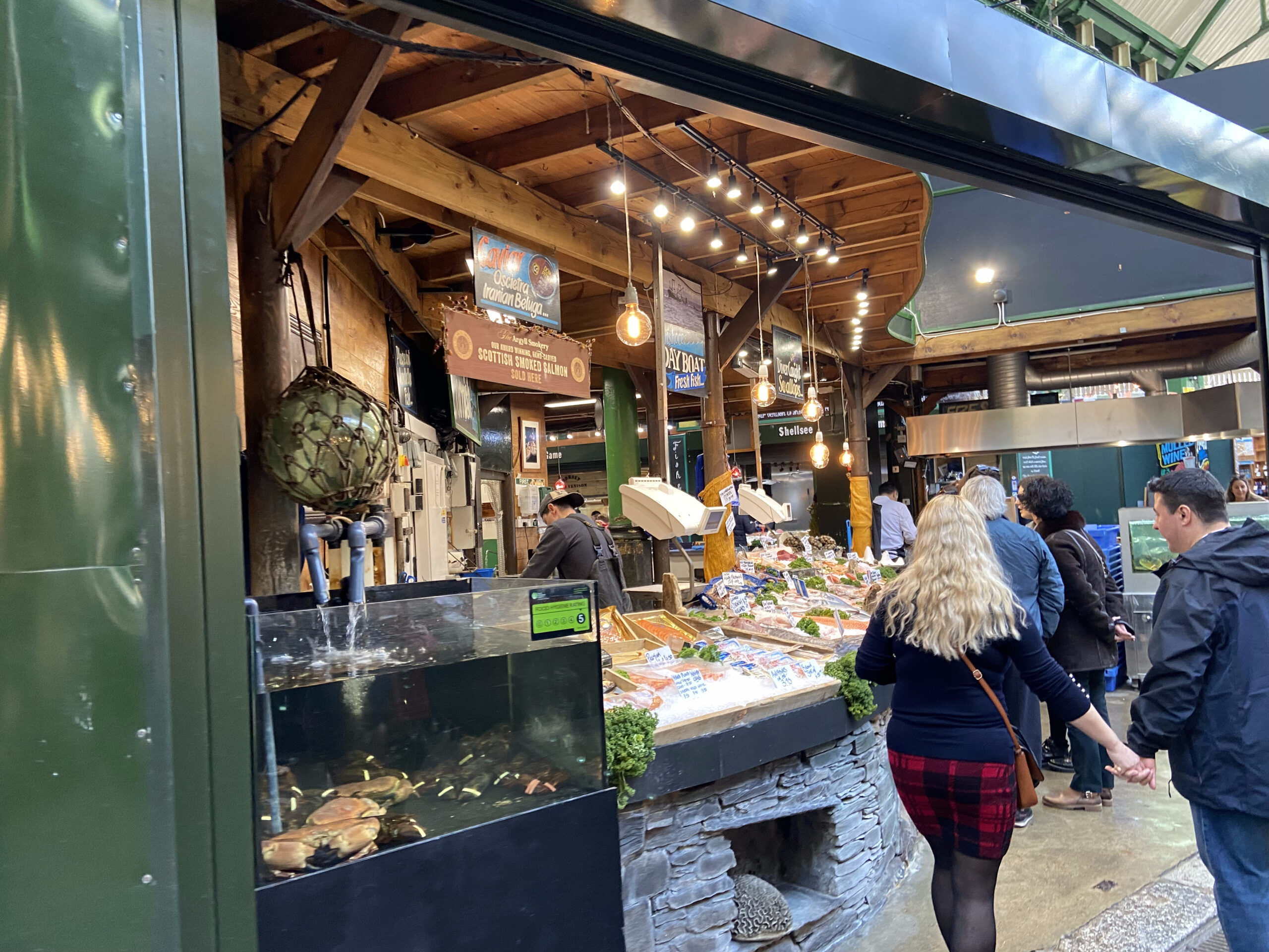 Kraam met verse vis en zeevruchten op Borough Market Londen
