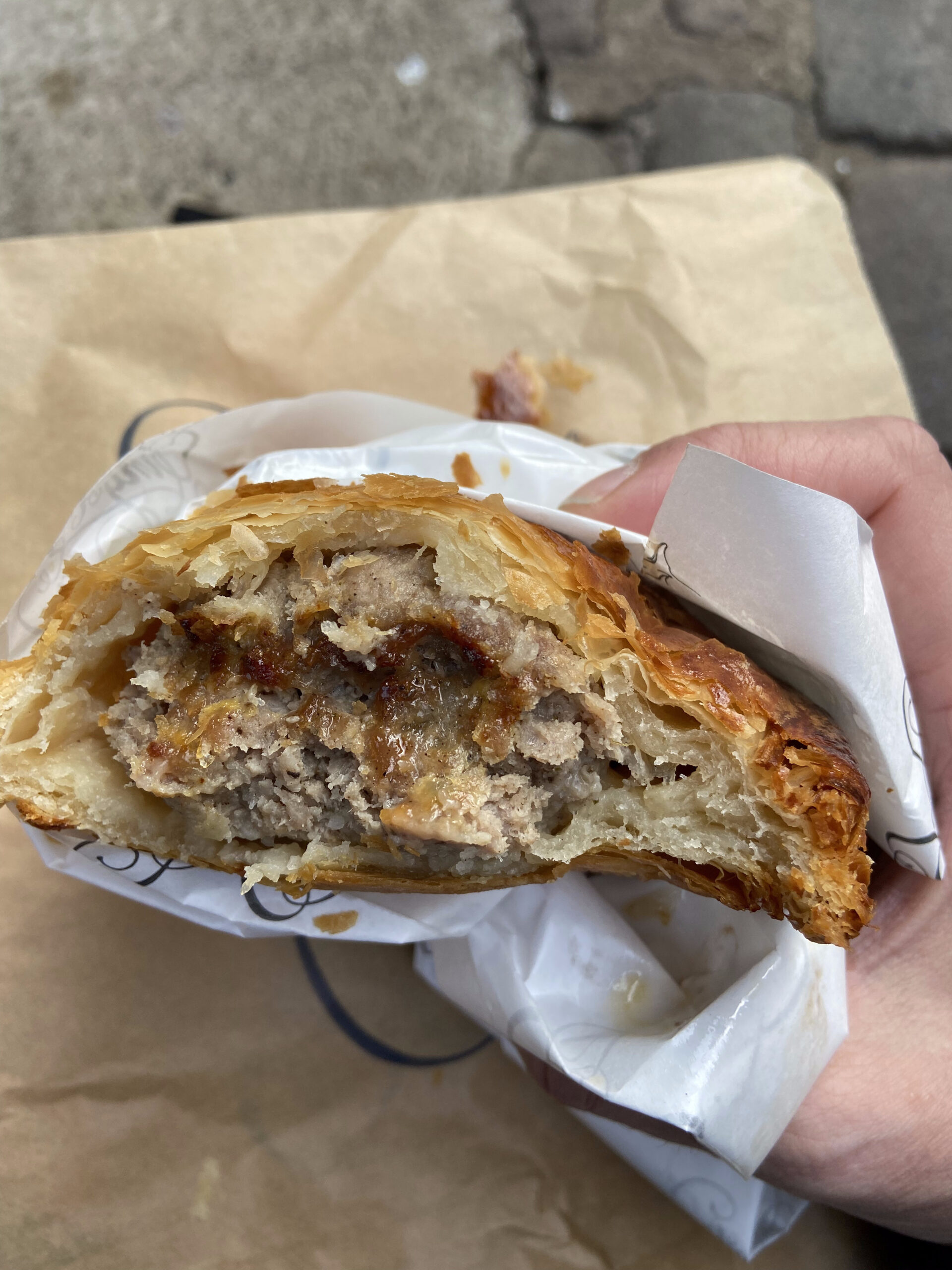 Aangebeten sausage roll van Ginger Pig op Borough Market Londen