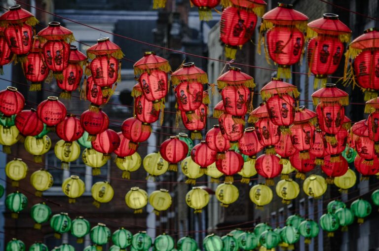 Chinatown Londen met rode lantaarns en Chinese Nieuwjaarsversieringen