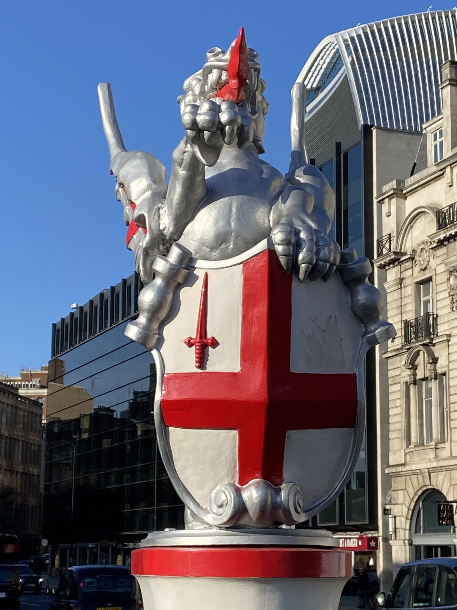 De zilveren draak van de City of London met het rode kruisschild — het iconische grenswapen dat elke entree tot The Square Mile markeert