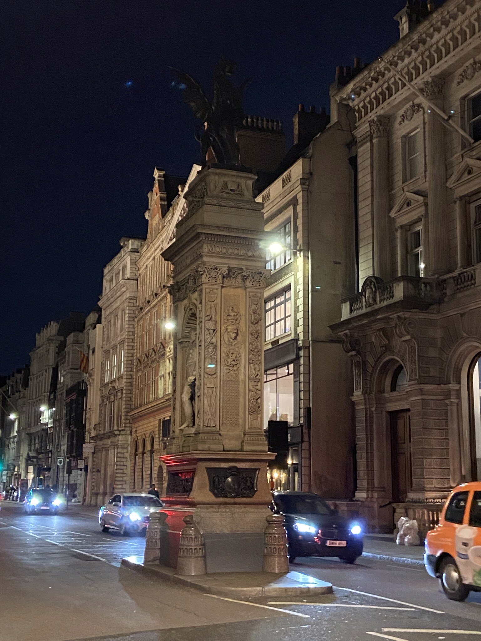 De Temple Bar griffin bij nacht op Fleet Street, het stenen grenmonument dat de City of London markeert aan de westzijde