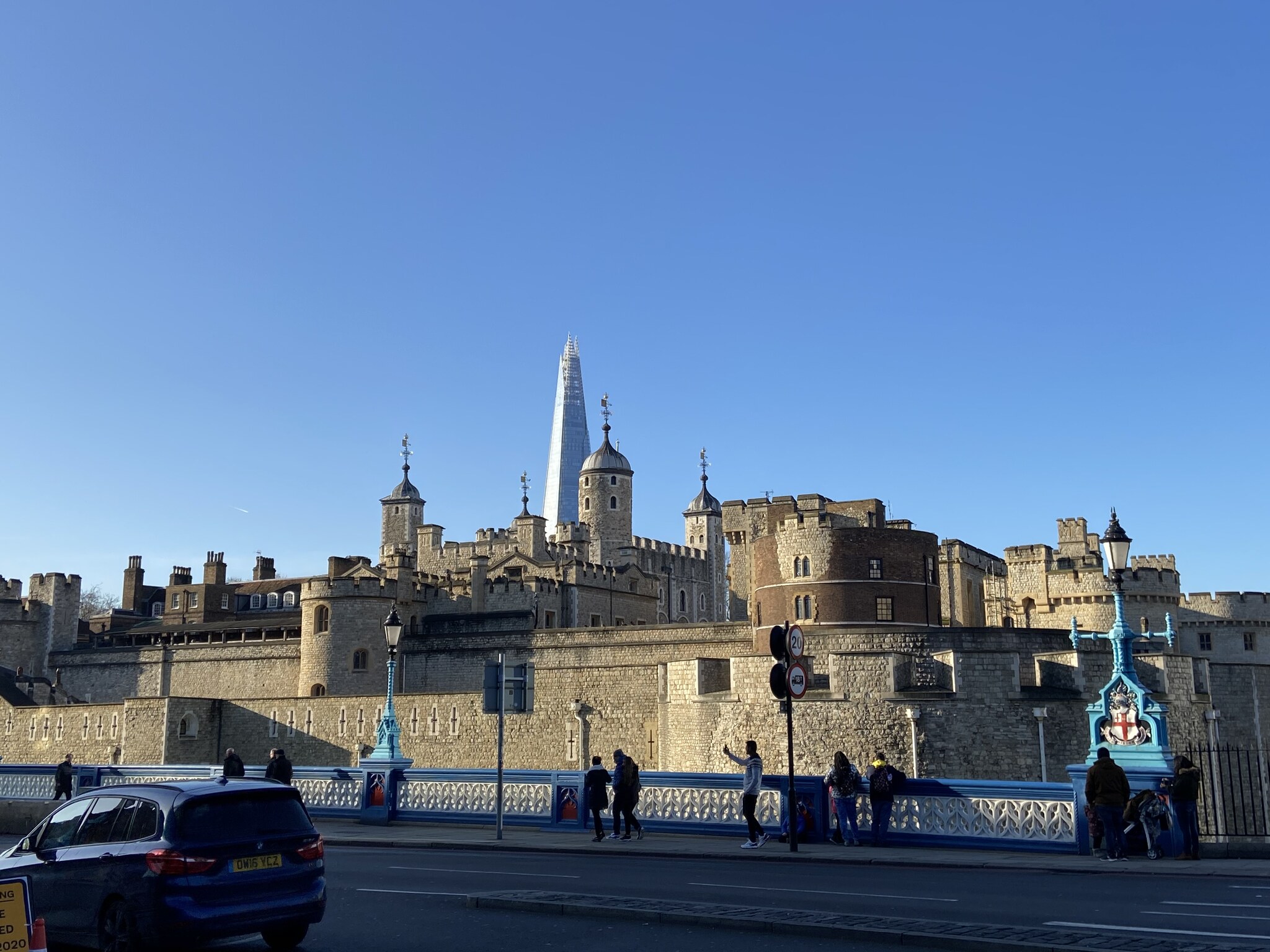 De Tower of London met de witte White Tower op een strakblauwe winterlucht, met The Shard op de achtergrond