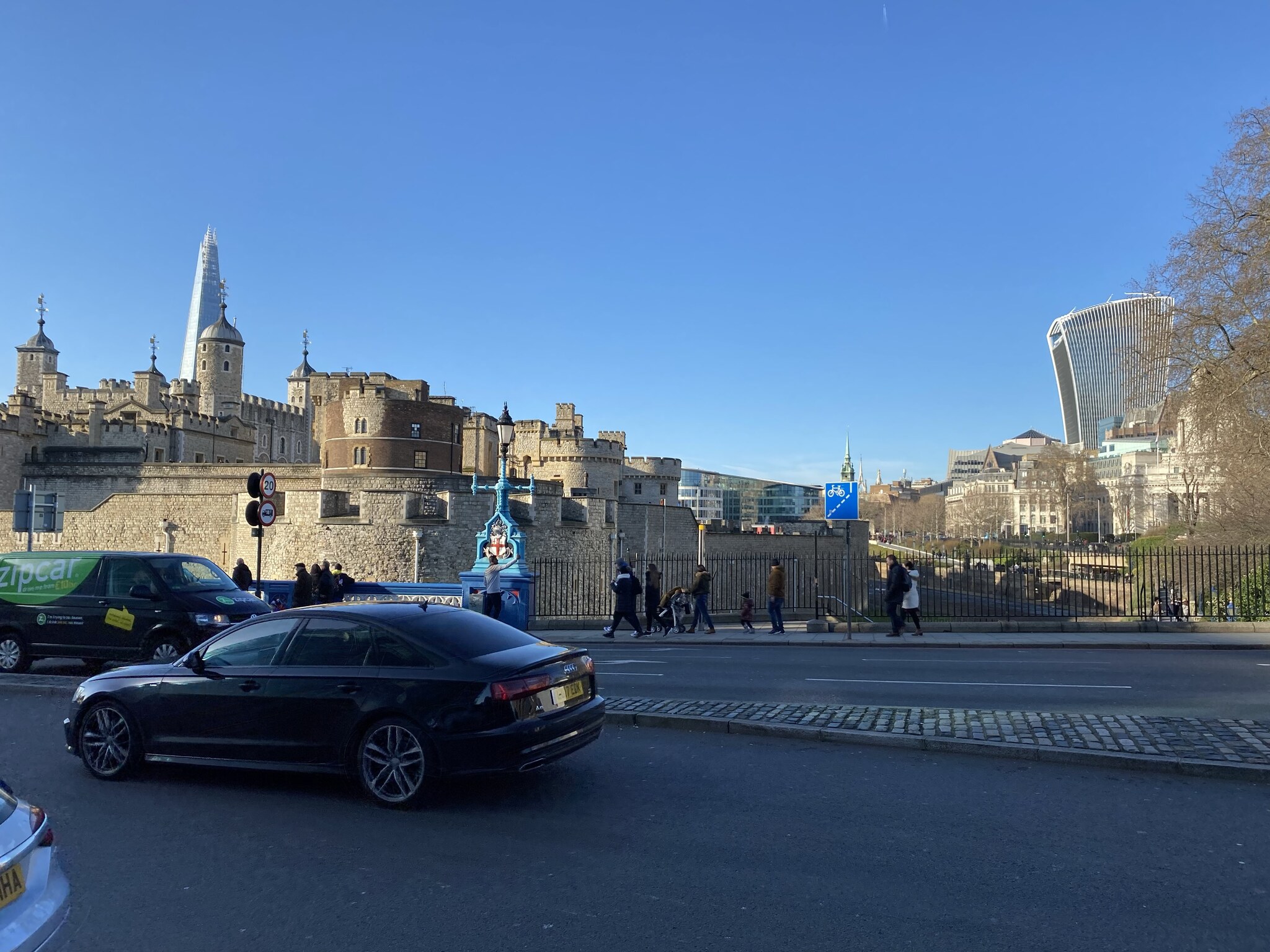 Panorama vanuit Wapping met de Tower of London, The Shard en de skyline van de City op de achtergrond