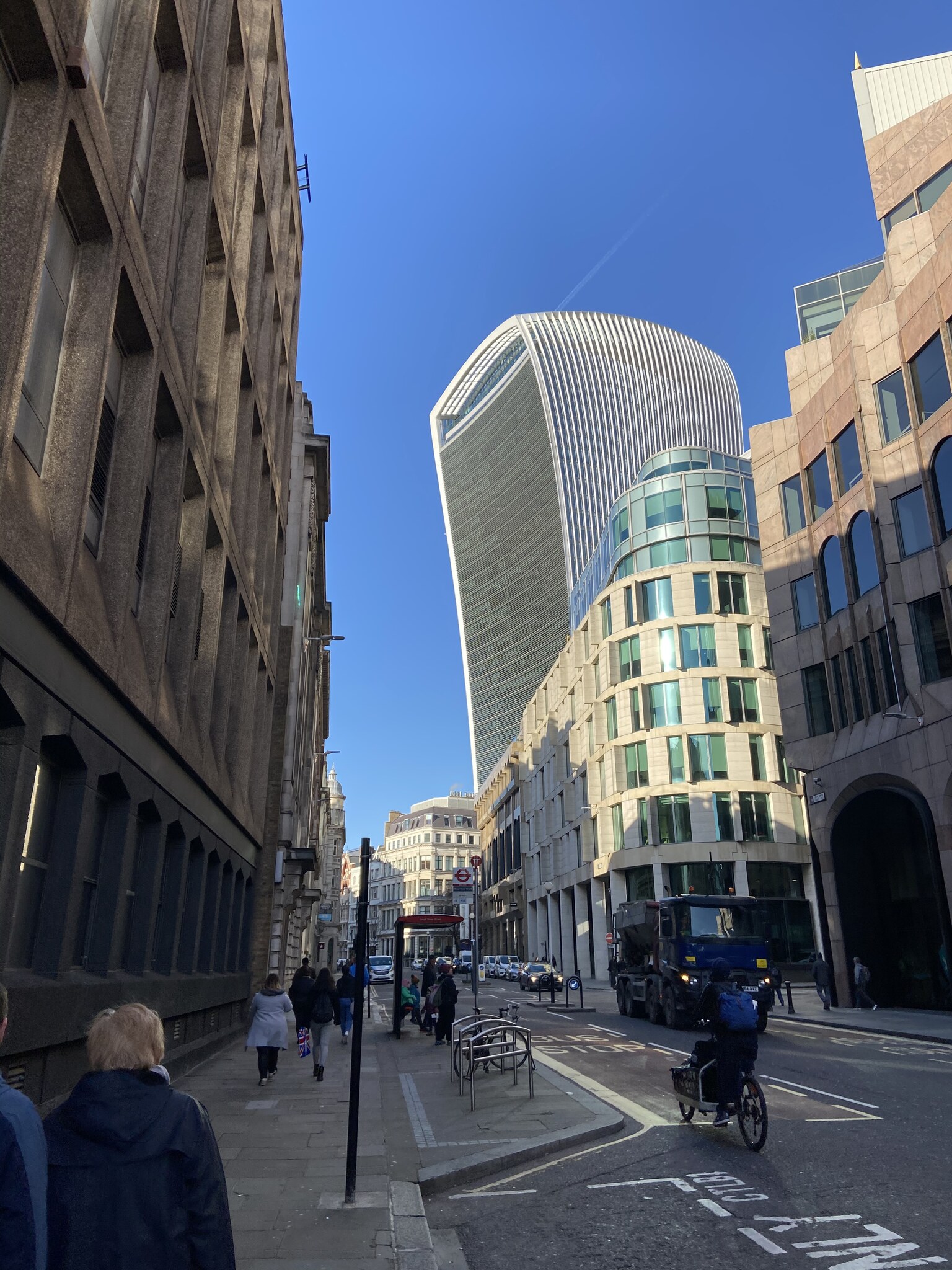 De Walkie Talkie (20 Fenchurch Street) gezien vanuit een smal Victoriaans straatje in de City of London, met blauwe lucht erboven