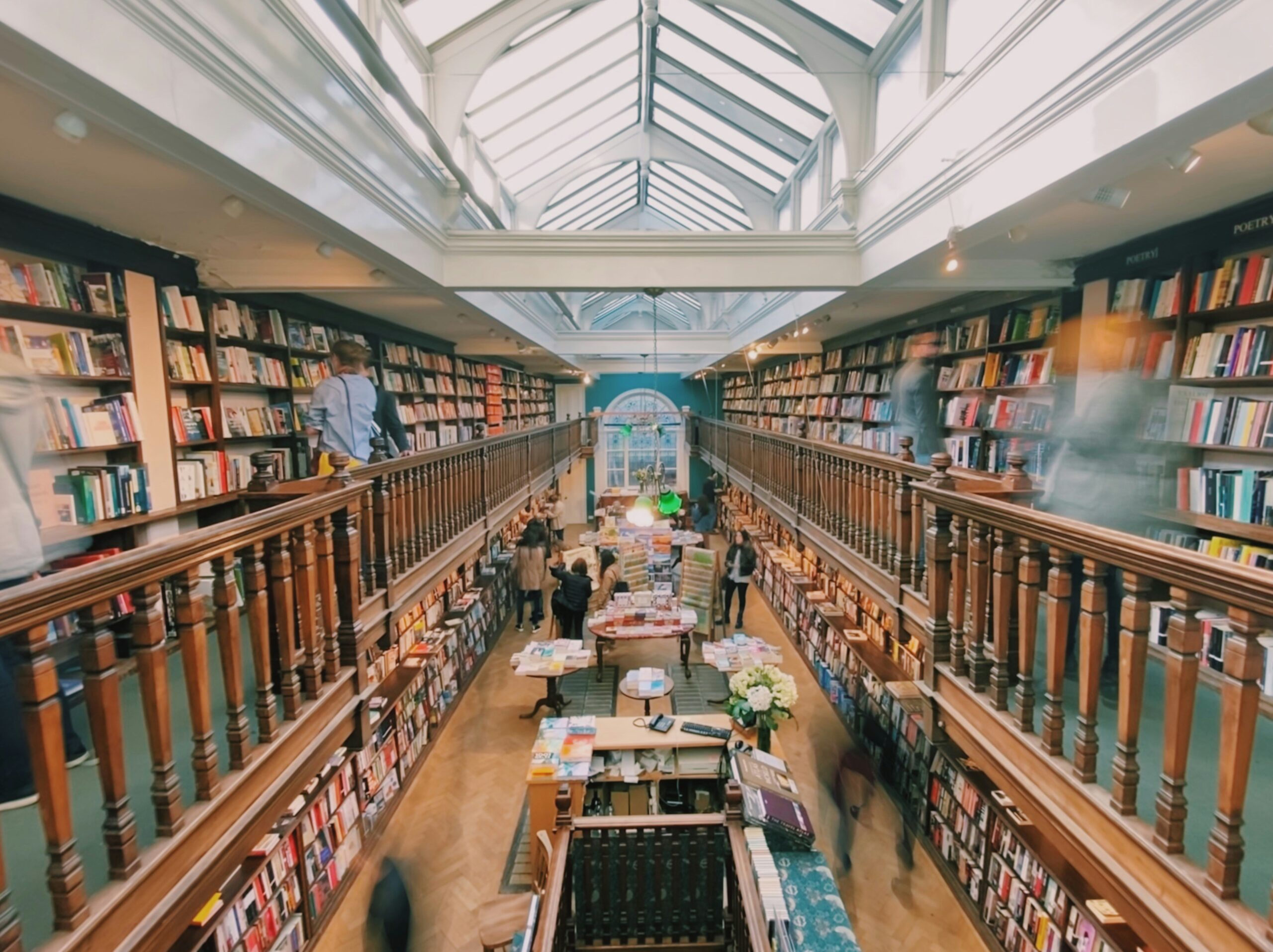 Interieur van Daunt Books op Marylebone High Street met prachtig houten glasdak