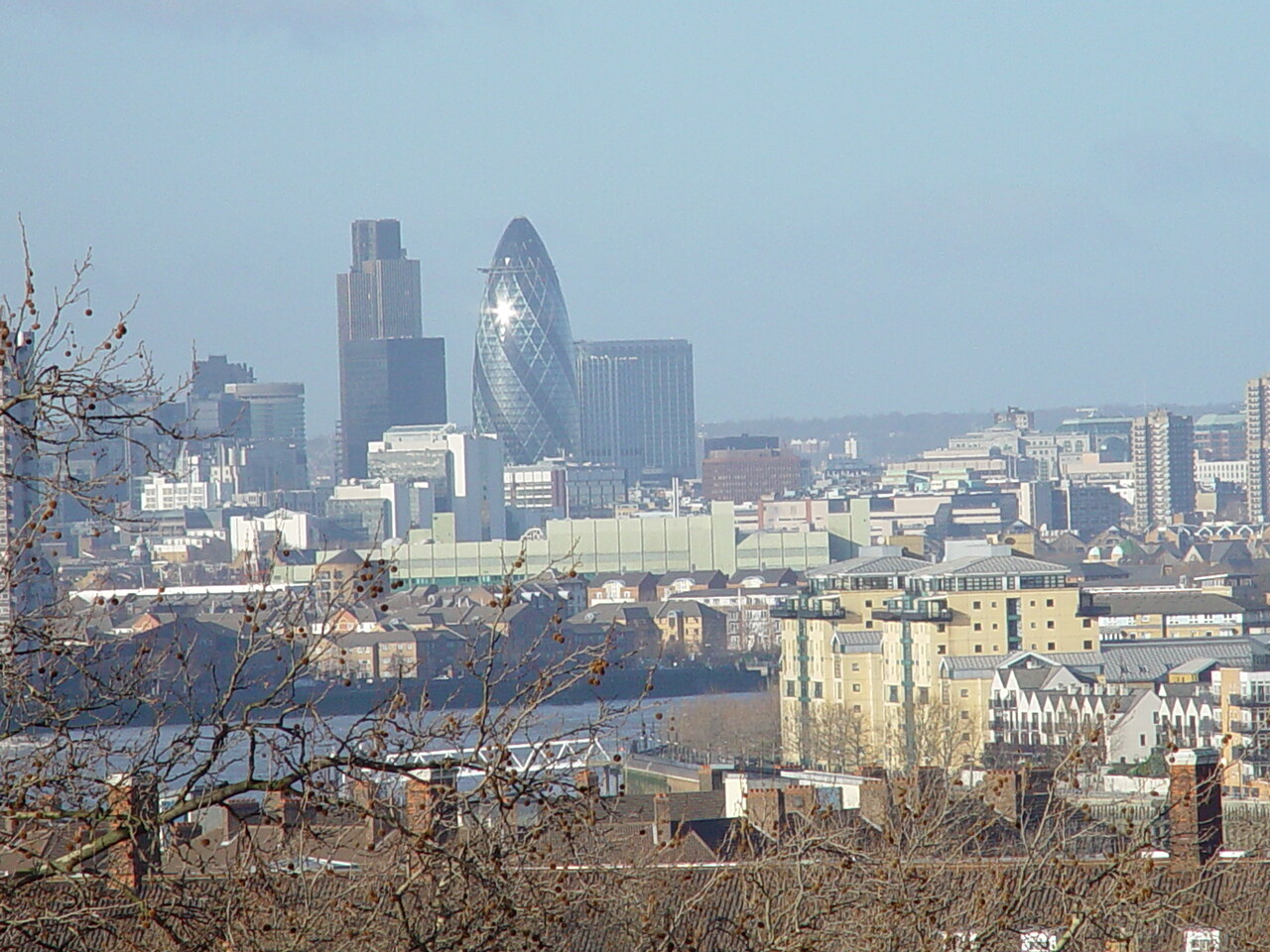 Panorama vanuit Greenwich Park over de Londense skyline met The Gherkin en de City-torens op de achtergrond