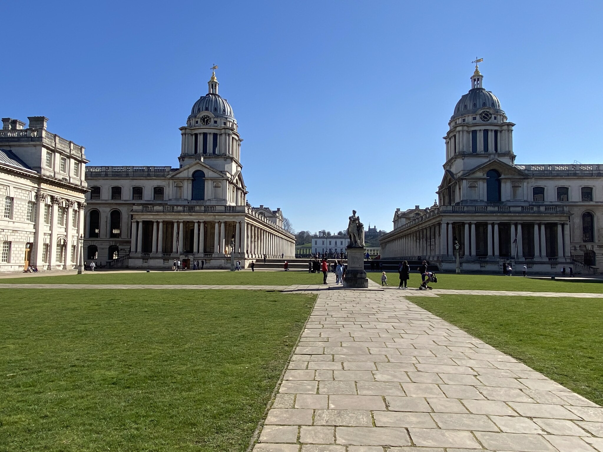 Het Old Royal Naval College met de twee symmetrische koepels van de kapel en Painted Hall op een zonnige dag in Greenwich