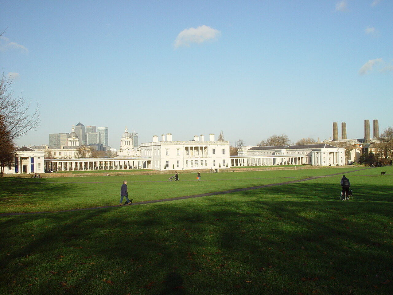 Het klassieke uitzicht vanuit Greenwich Park naar het Old Royal Naval College, de Queen's House en de torens van Canary Wharf op de achtergrond