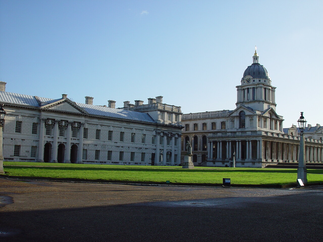 Het Old Royal Naval College frontaal gezien vanuit Greenwich, met de klassieke Barokke koepel en witte zuilengevel