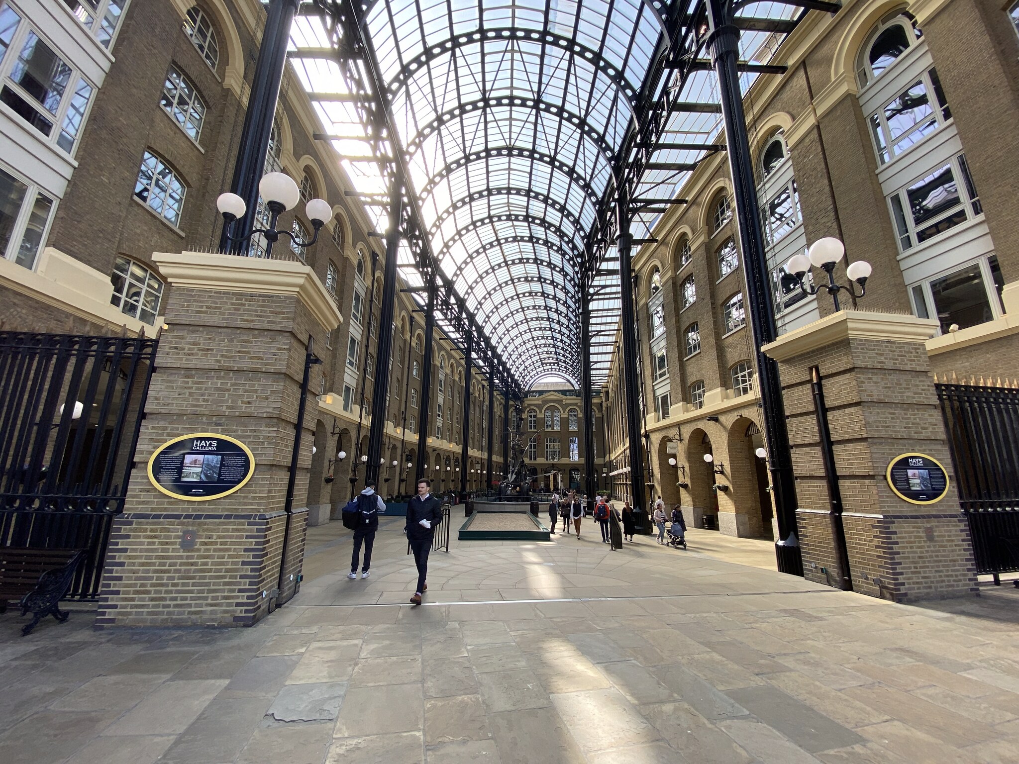 Interieur van Hay's Galleria met het prachtige Victoriaanse glazen tongewelf en bakstenen arcade