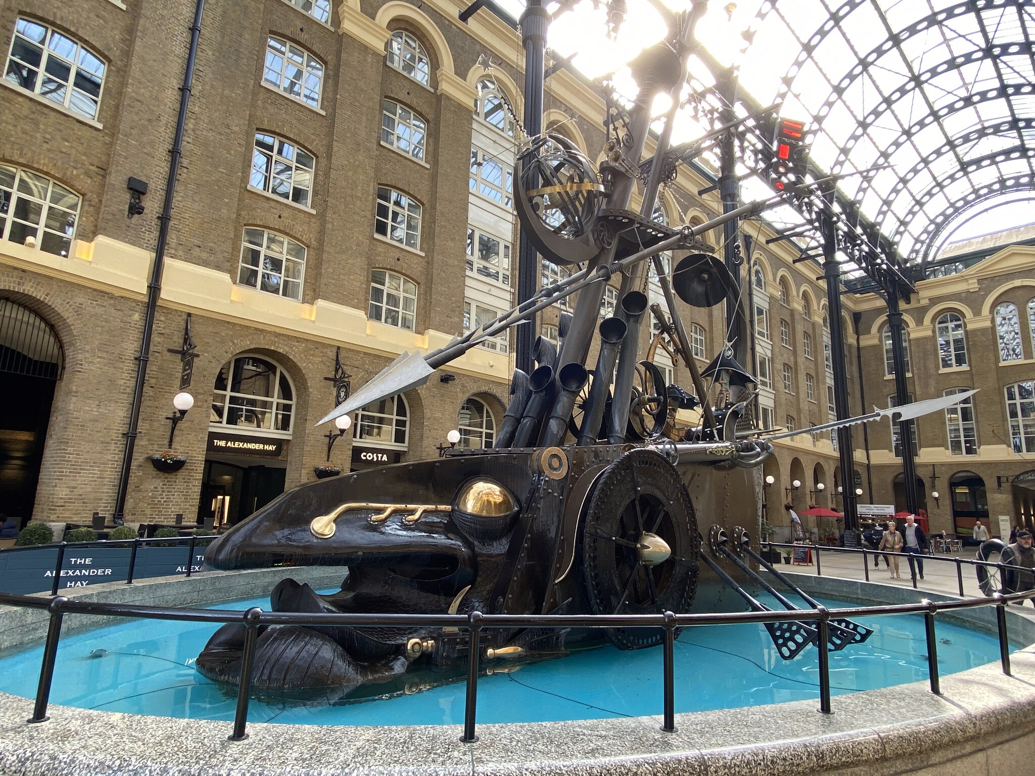 The Navigators — het indrukwekkende kinetische bronzen scheepsbeeldhouwwerk in de fontein van Hay's Galleria Londen