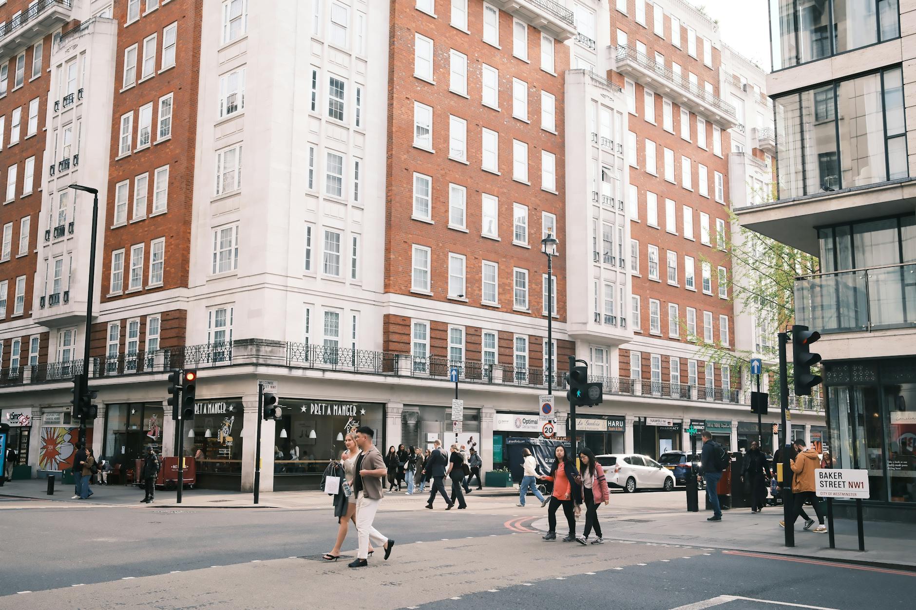 Londen in de zomer met blauwe lucht en drukke straten