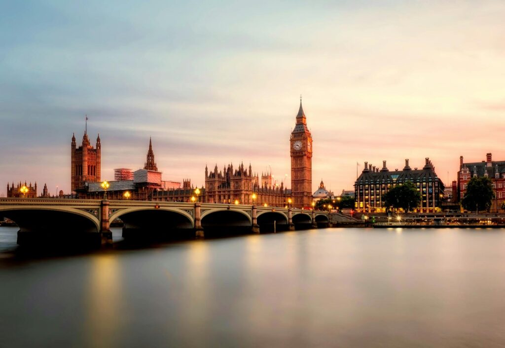 Londen in de zomer met uitzicht op de Theems