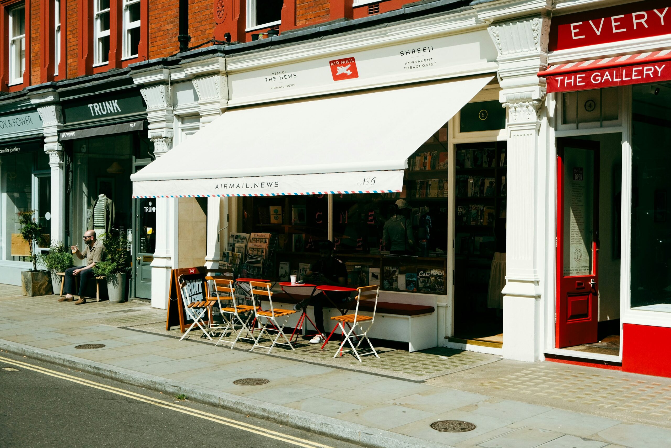 Marylebone High Street met winkels, café en terras op een zonnige dag