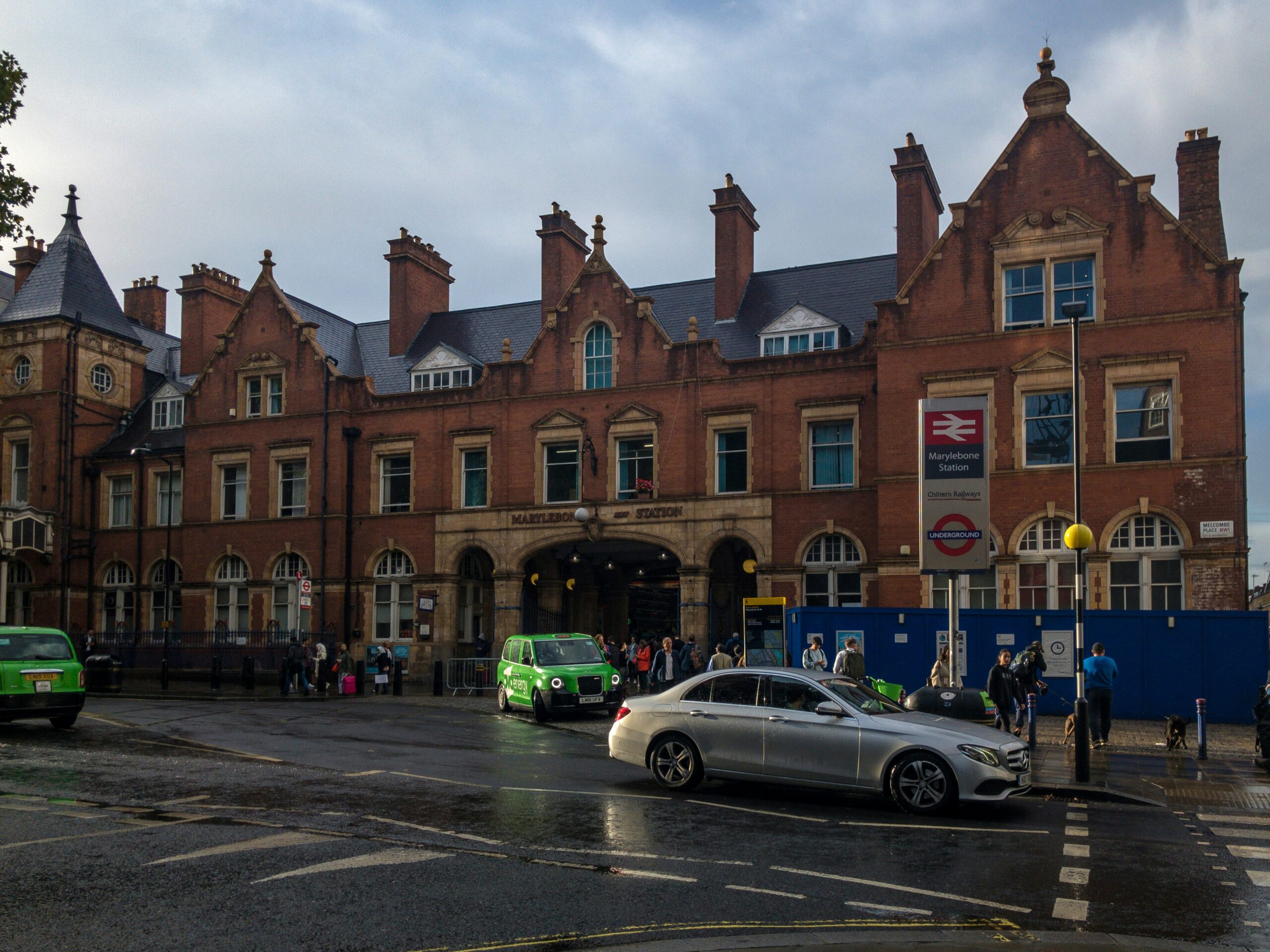 Het victoriaanse exterieur van Marylebone Station in Londen