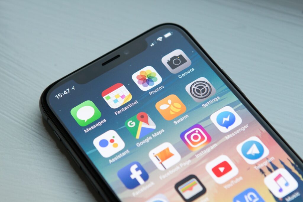 Smartphone met reisapps voor Londen